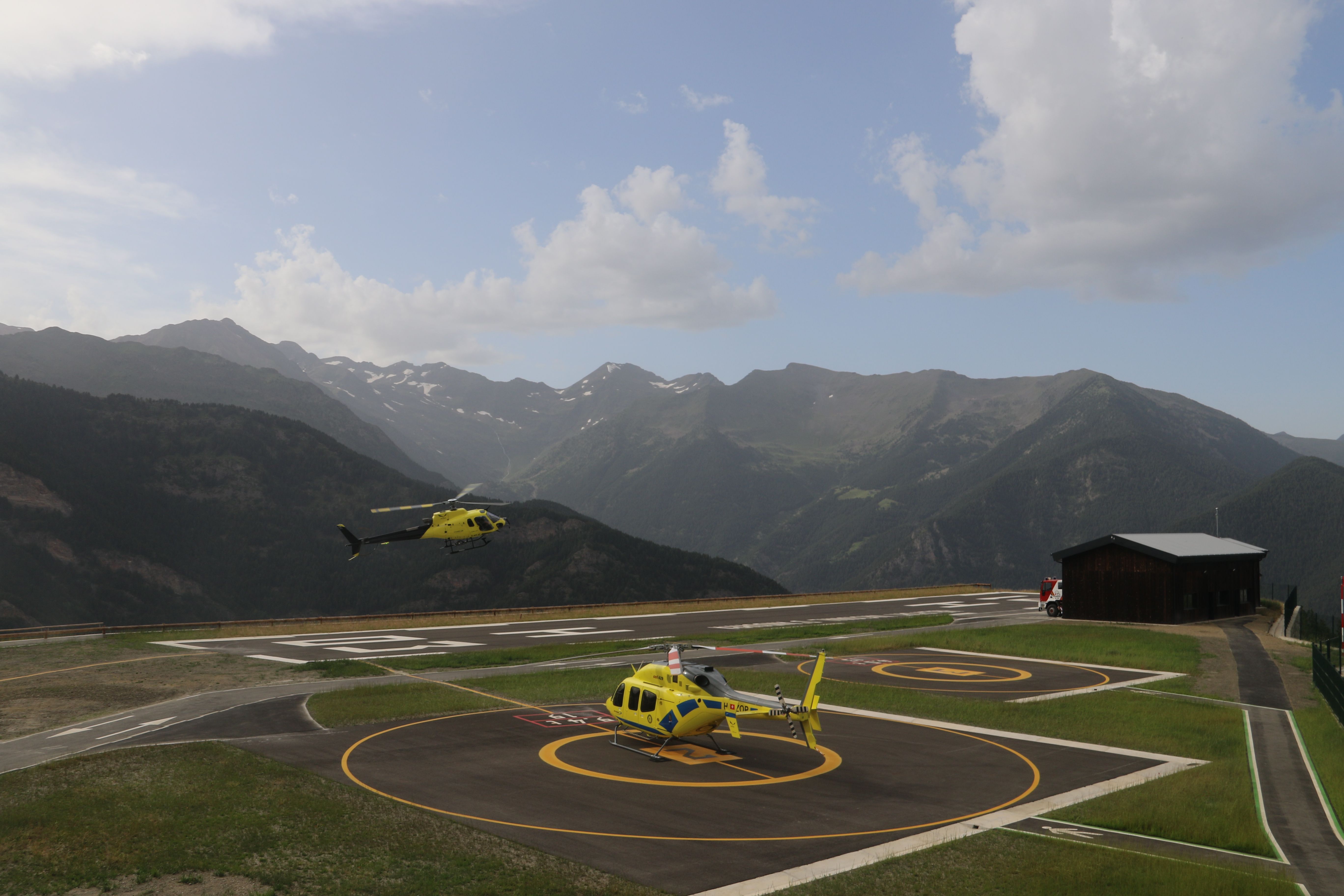 L'HELICÒPTER QUE HA FET EL VOL INAUGURAL ACOSTANT-SE A LES INSTAL·LACIONS PER ATERRAR.