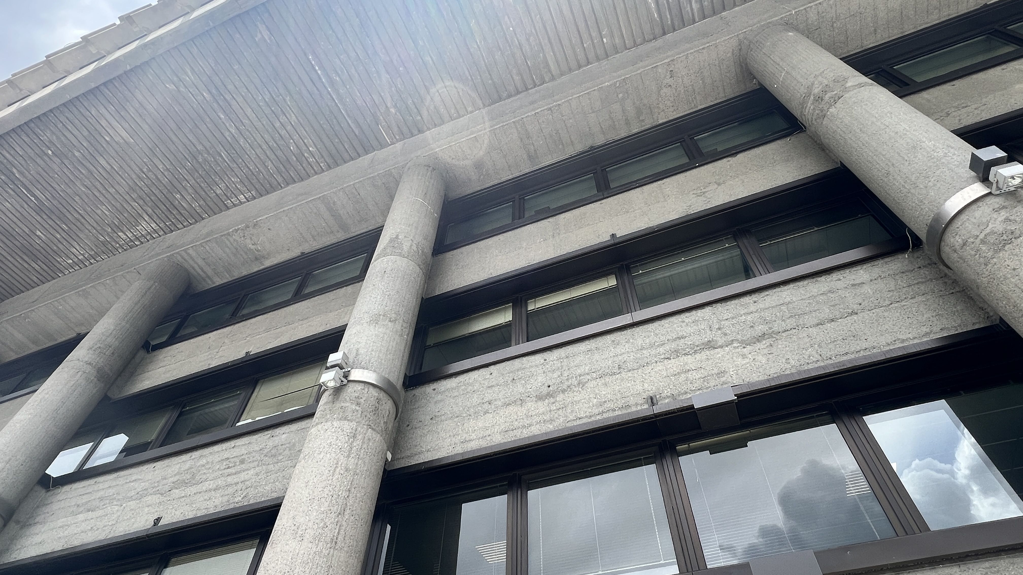 Una imatge de la façana de l'edifici administratiu de Govern. Una imatge de la façana de l'edifici administratiu de Govern.