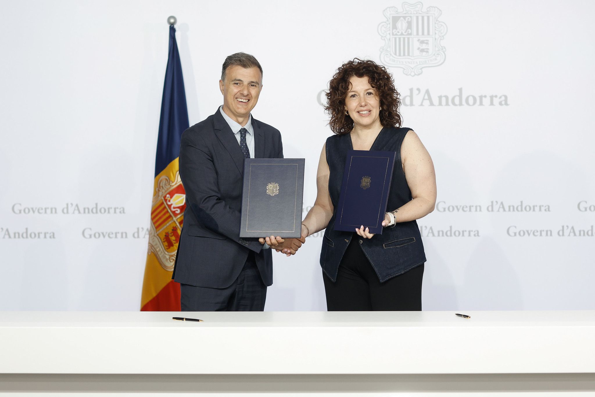 El ministre Marc Rossell amb la presidenta de l'Associació de Gestors Administratius, Natàlia Cusnir, en un acte anterior a Govern.