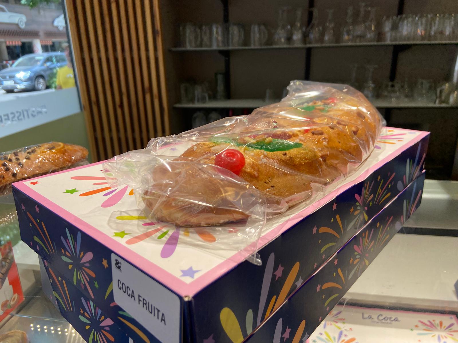 Una de les coques de Sant Joan amb fruita confitada. 
