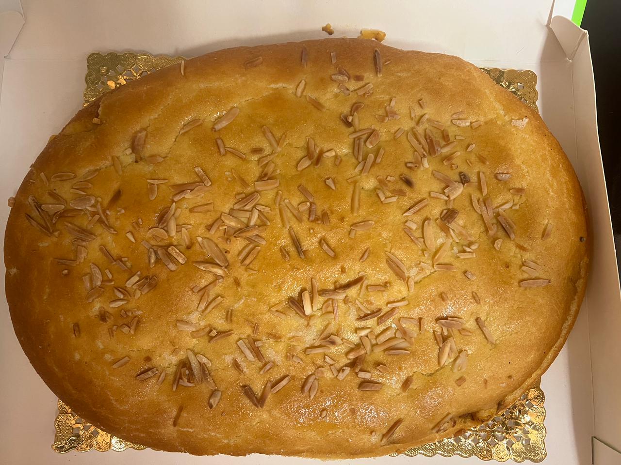 Coca farcida de crema cremada. La portaveu del Sindicat, Rebeca Bonache.