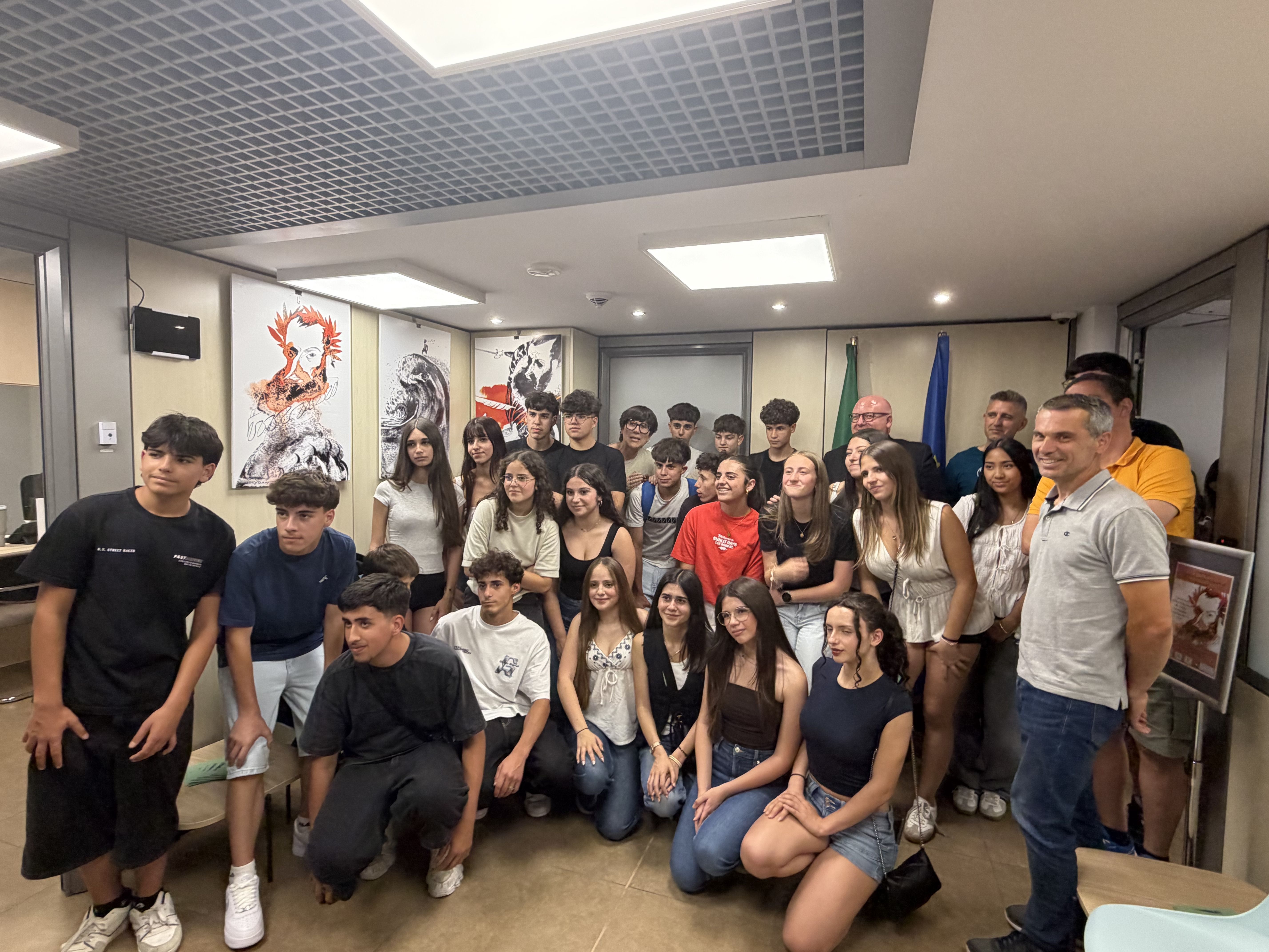 Els alumnes andorrans i portuguesos al Consolat General de Portugal. Els alumnes andorrans i portuguesos al Consolat General de Portugal.