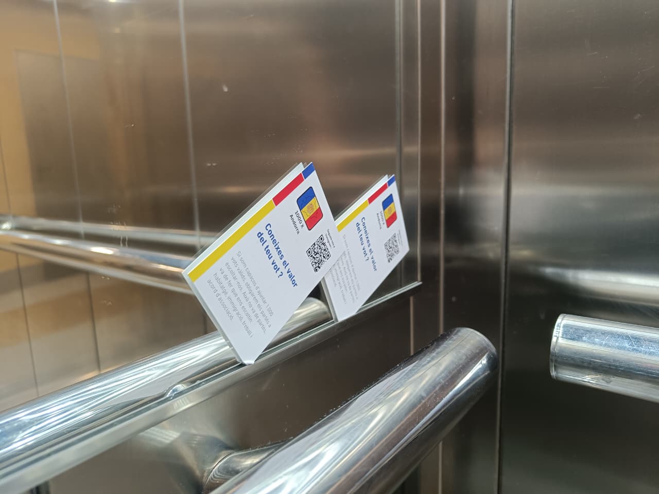 Les targetes en l'interior d'un ascensor.