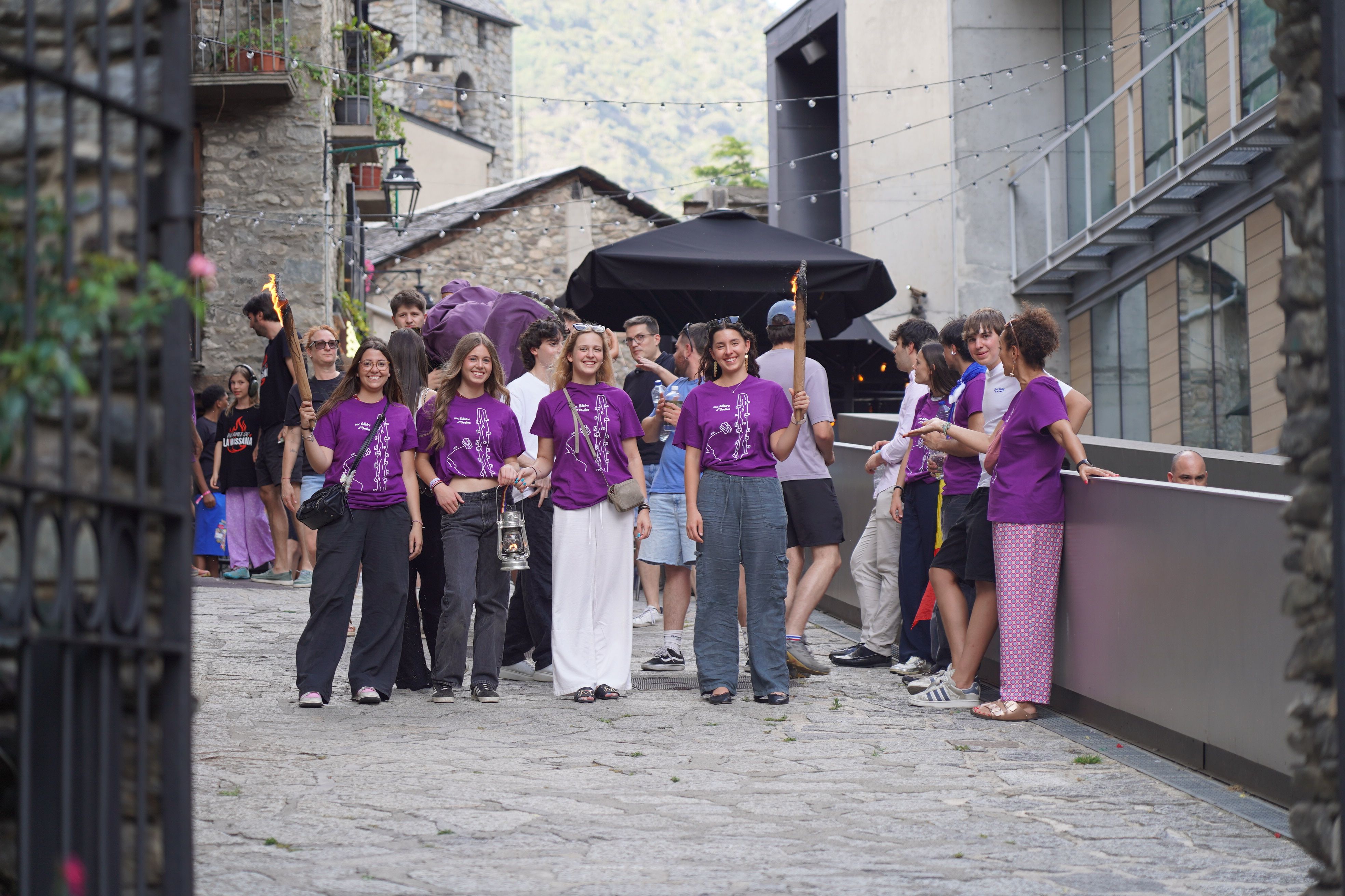 La flama del Canigó, esperant per entrar al Consell General. La flama del Canigó, esperant per entrar al Consell General.