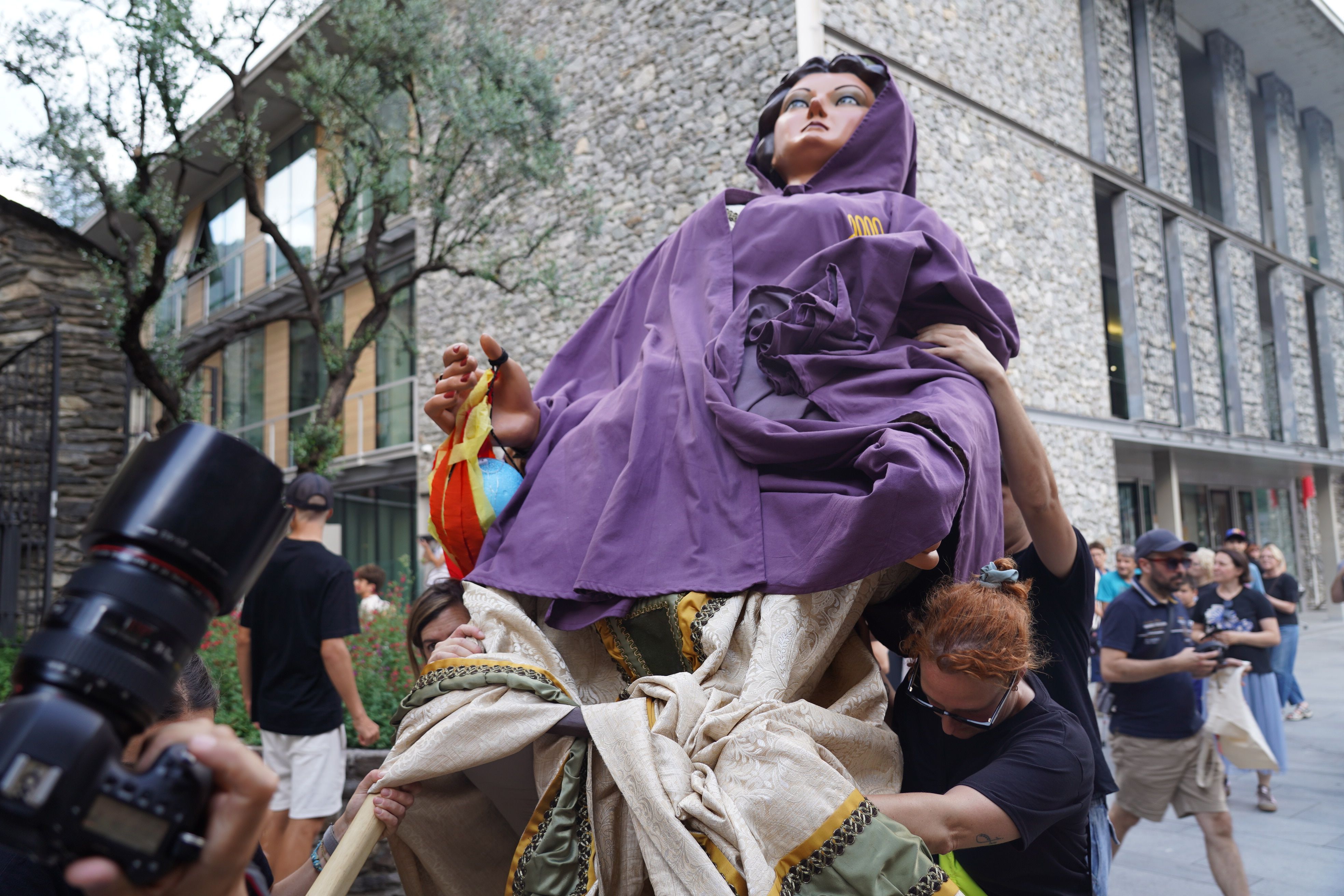 Els gegants d'Andorra la Vella, a punt d'aixecar-se. Els gegants d'Andorra la Vella, a punt d'aixecar-se.