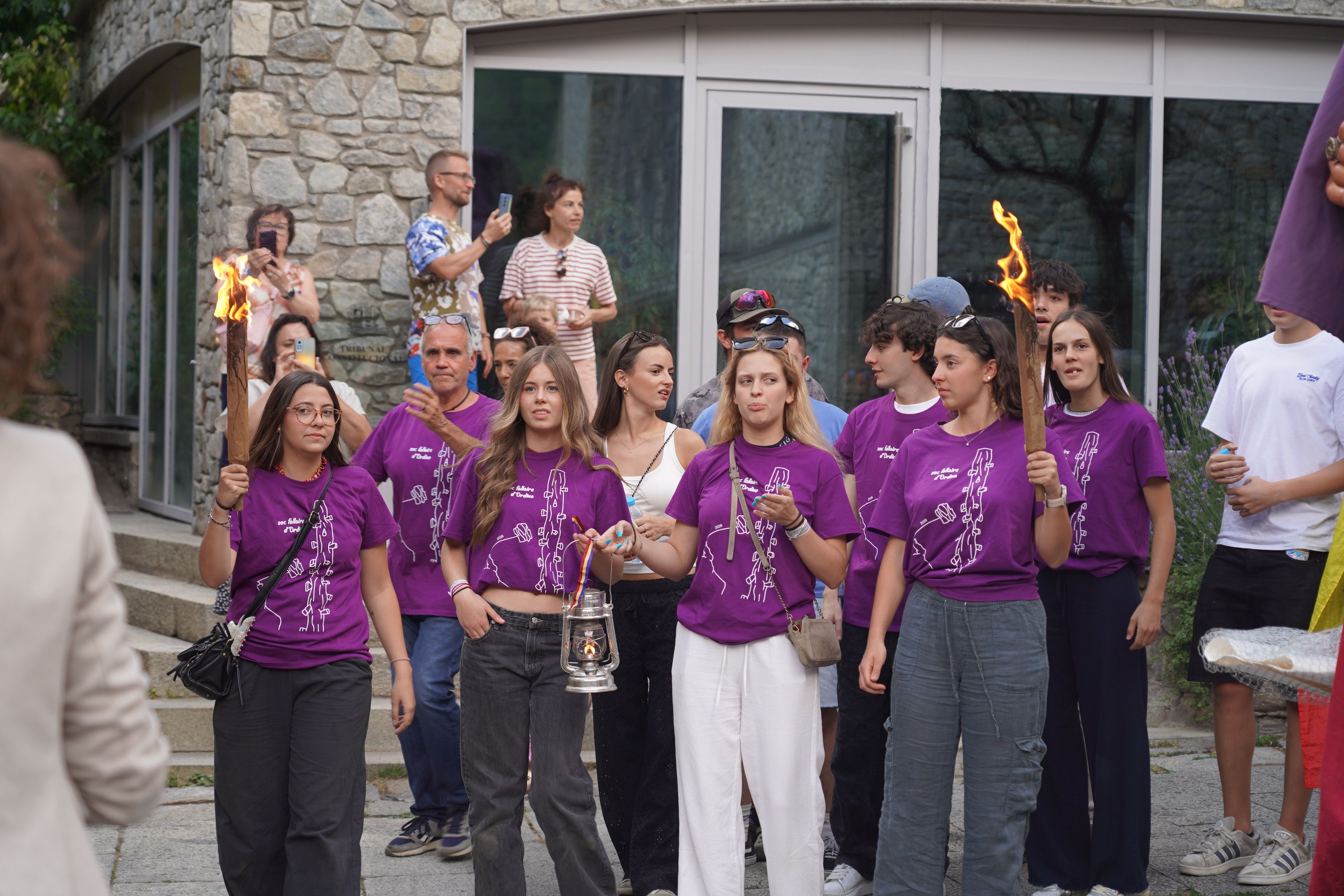 El jovent d'Ordino duu la flama del Canigó. El jovent d'Ordino duu la flama del Canigó.