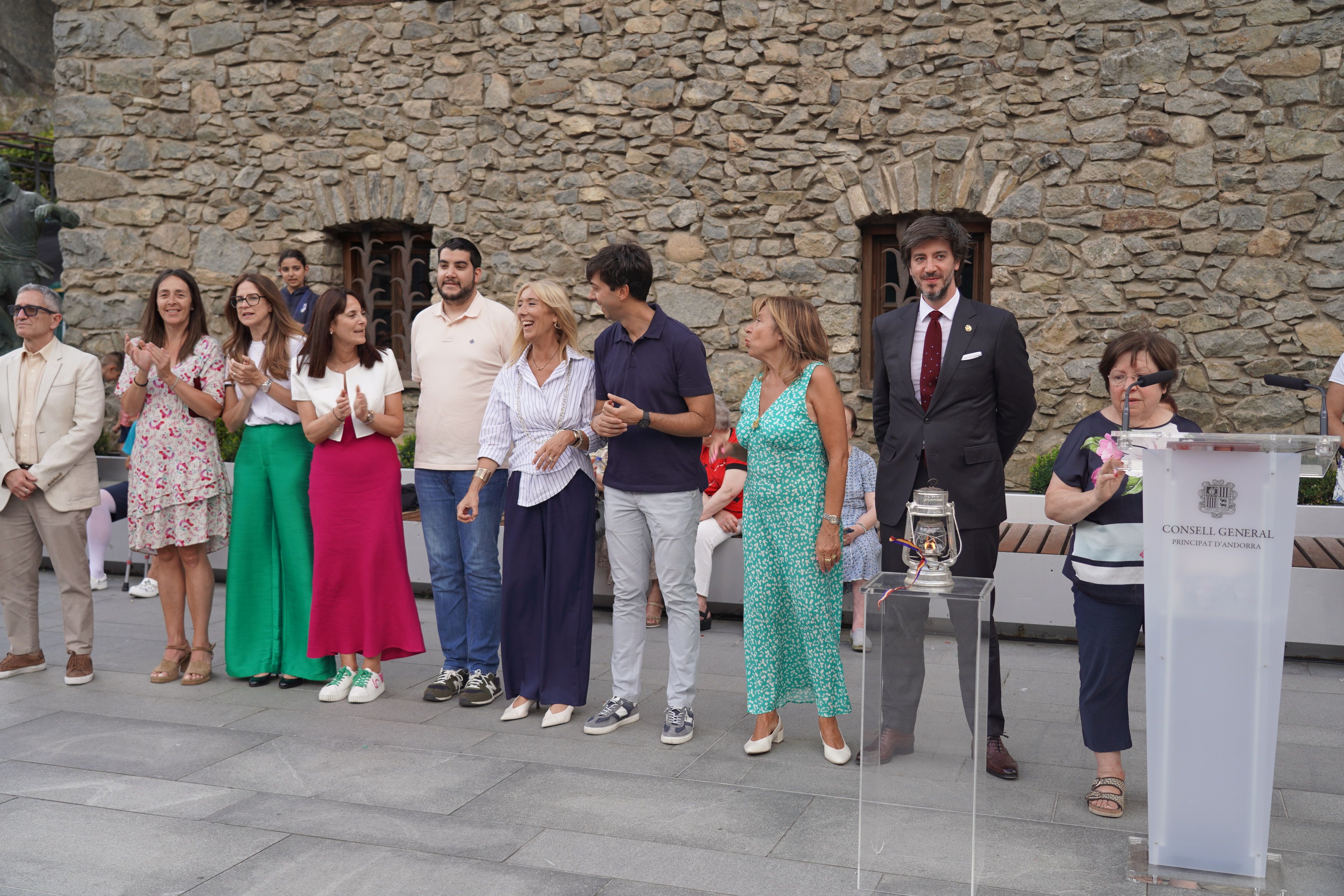 Les autoritats, esperant els parlaments. Les autoritats, esperant els parlaments.