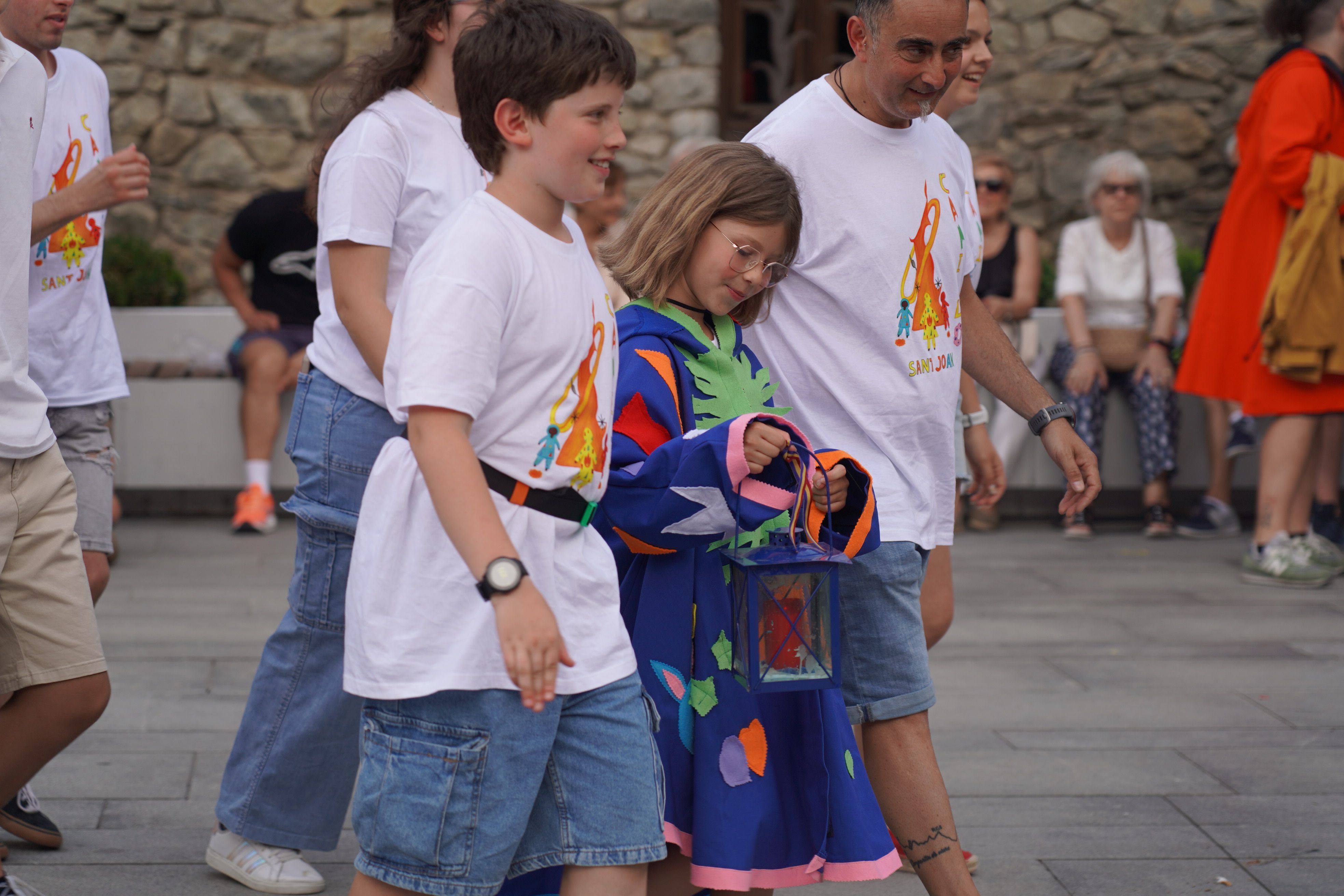 La fallaire menor de Canillo, traslladant el foc cap a la seva parròquia. La portaveu del Sindicat, Rebeca Bonache.