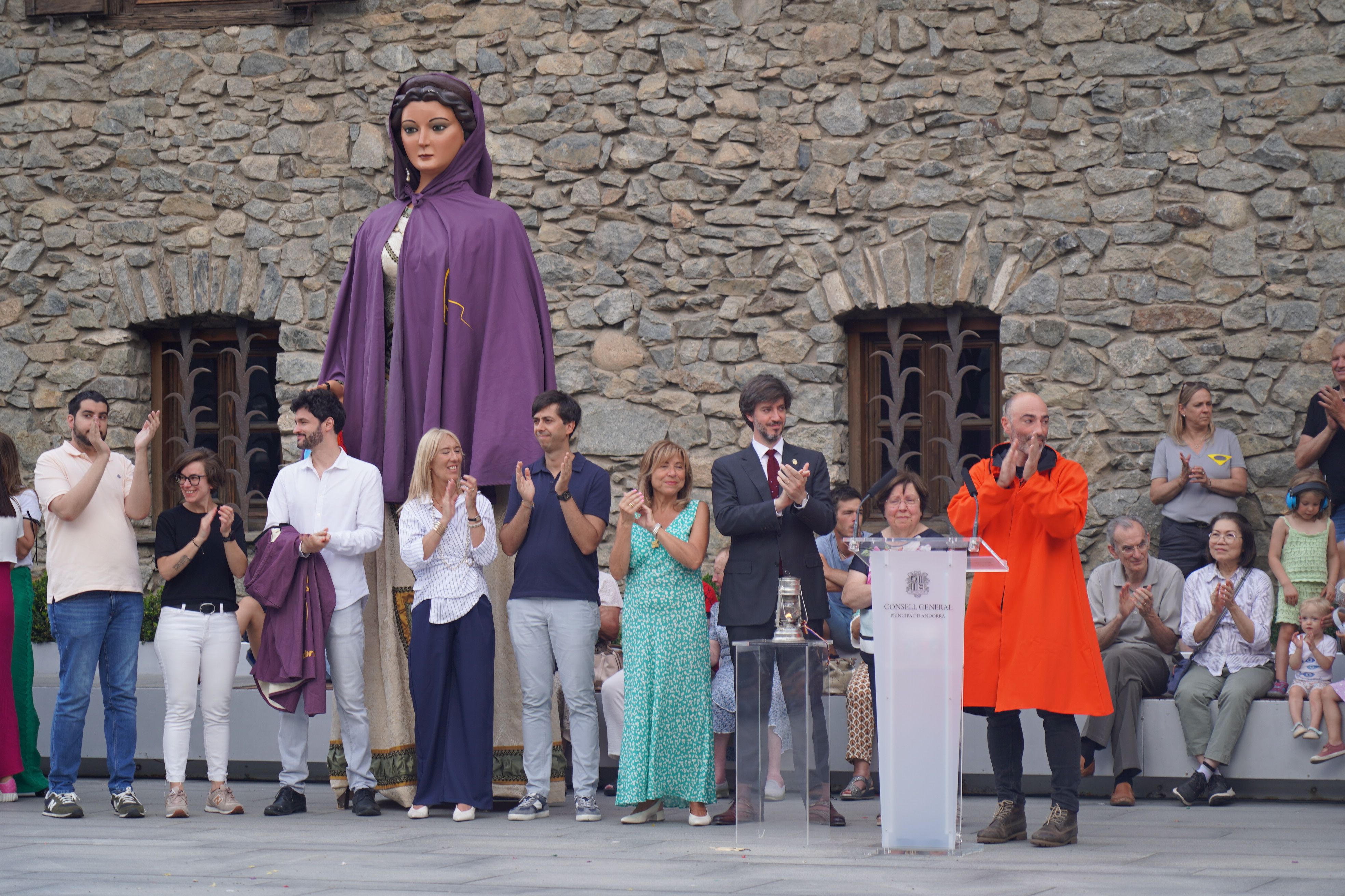 Vergara, en acabar el seu discurs oficialment com a fallaire major de les Valls d'Andorra. La portaveu del Sindicat, Rebeca Bonache.