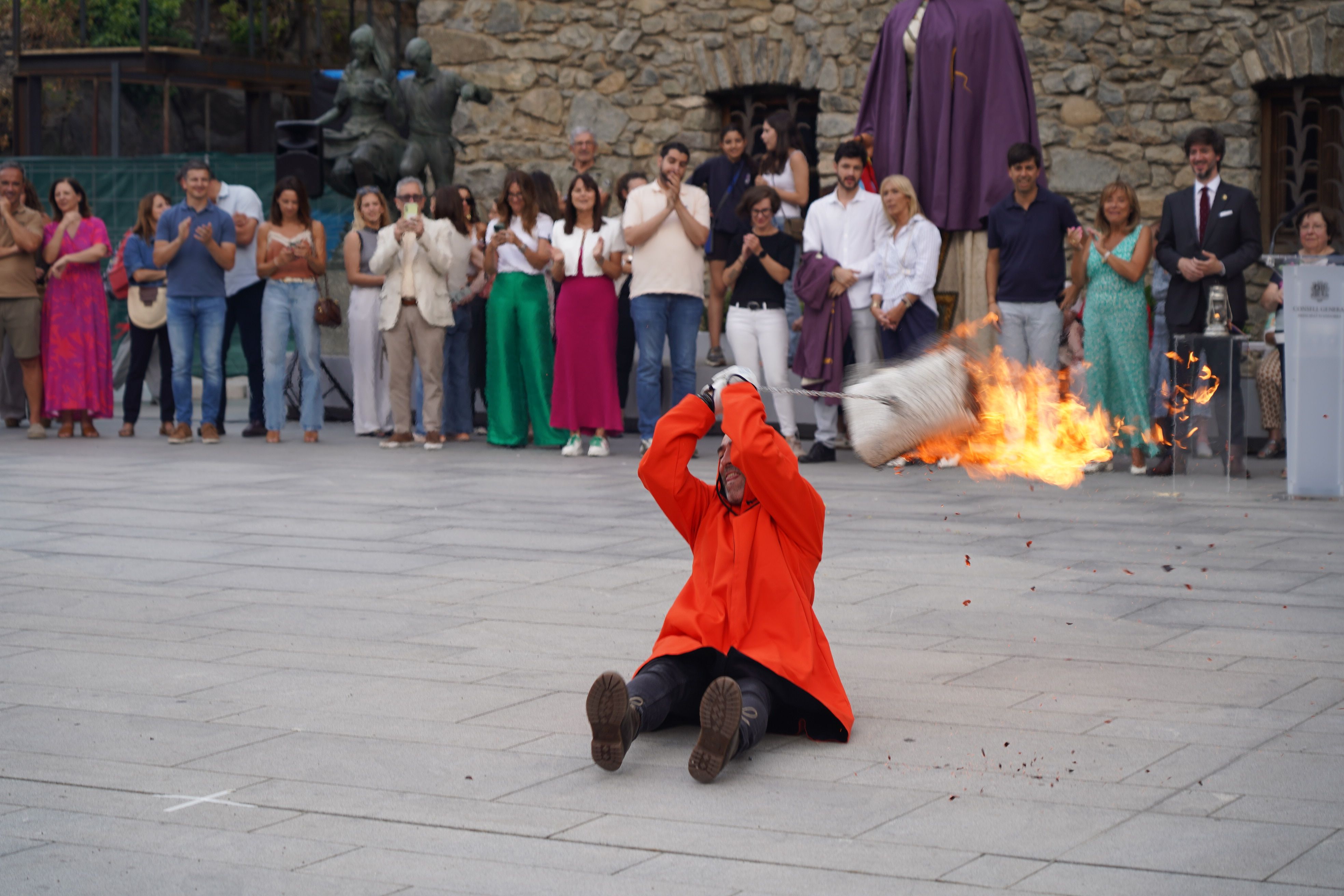 Vergara lluint-se davant el públic del Consell General. Vergara lluint-se davant el públic del Consell General.