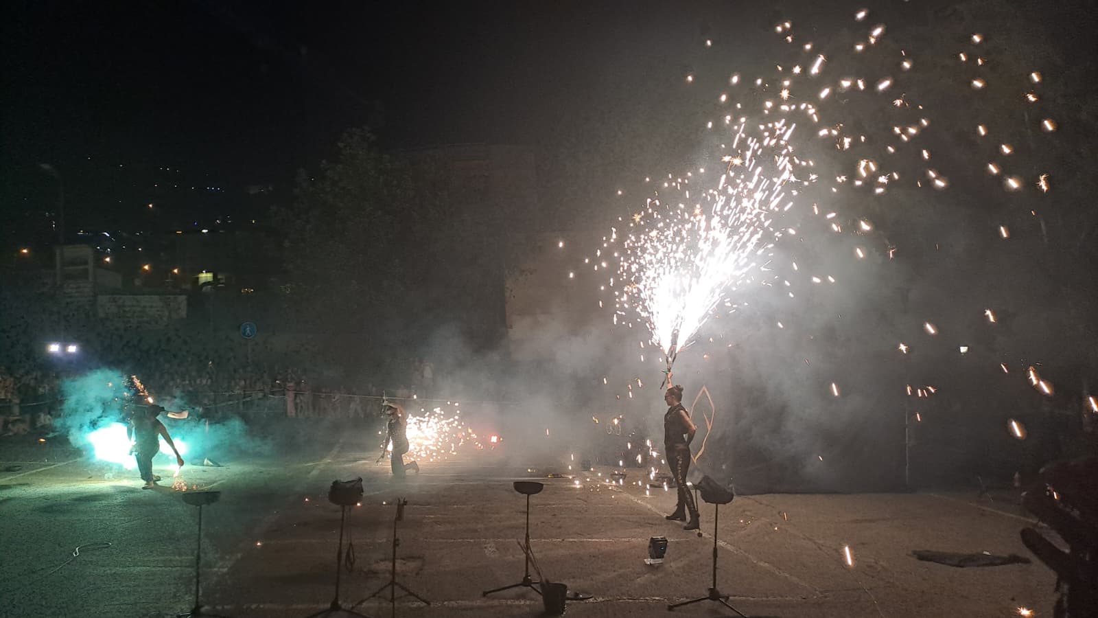 Espectacle pirotècnic a l'aparcament del Prat de l'Areny, a Encamp. Espectacle pirotècnic a l'aparcament del Prat de l'Areny, a Encamp.