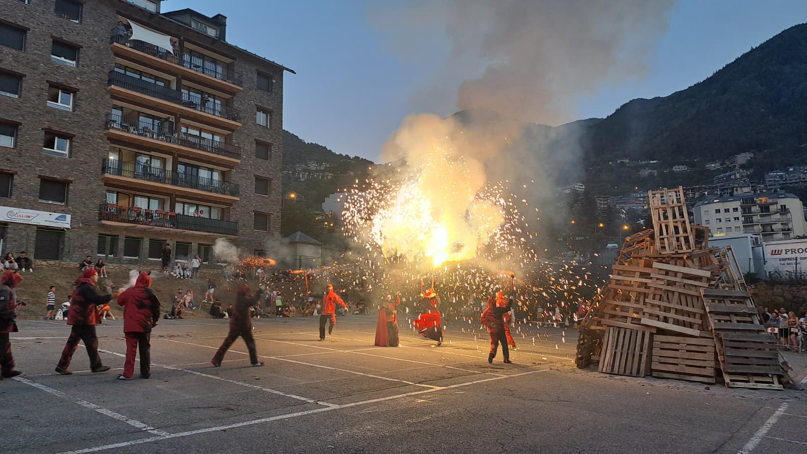 Actuació dels Diables de les Corts a Encamp. Actuació dels Diables de les Corts a Encamp.