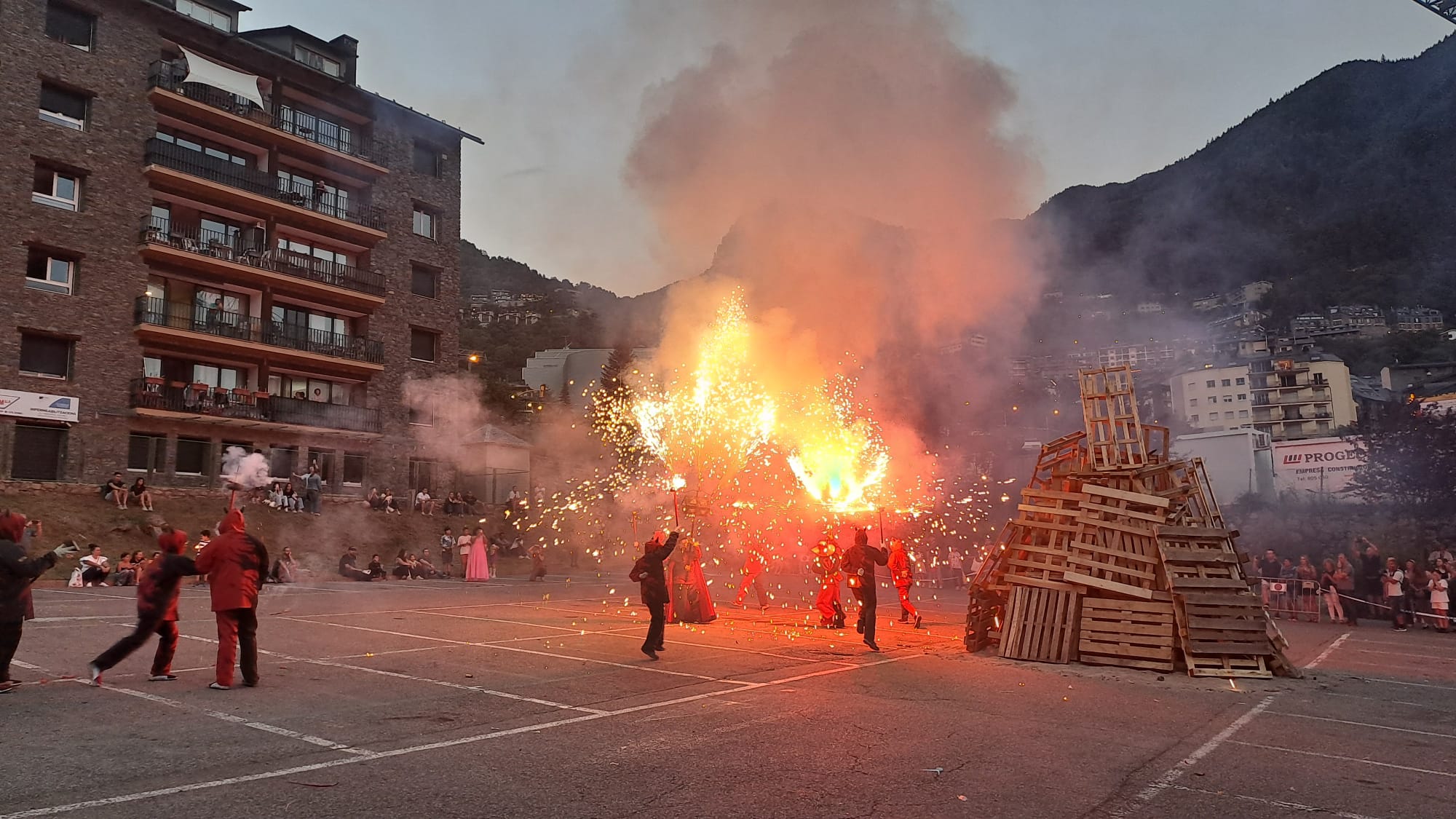 Actuació dels Diables de les Corts a Encamp. Actuació dels Diables de les Corts a Encamp.