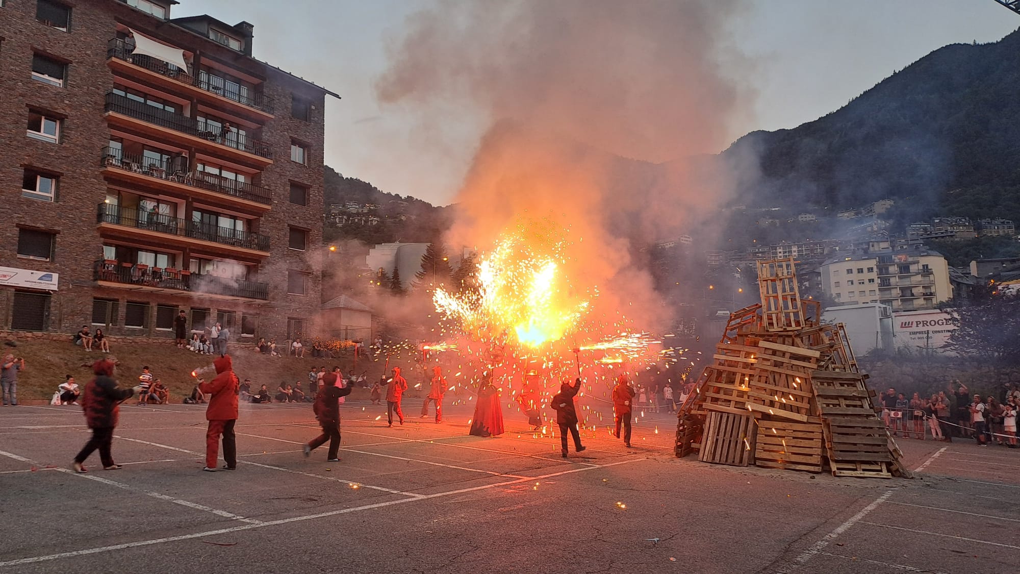 Actuació dels Diables de les Corts a Encamp. Actuació dels Diables de les Corts a Encamp.