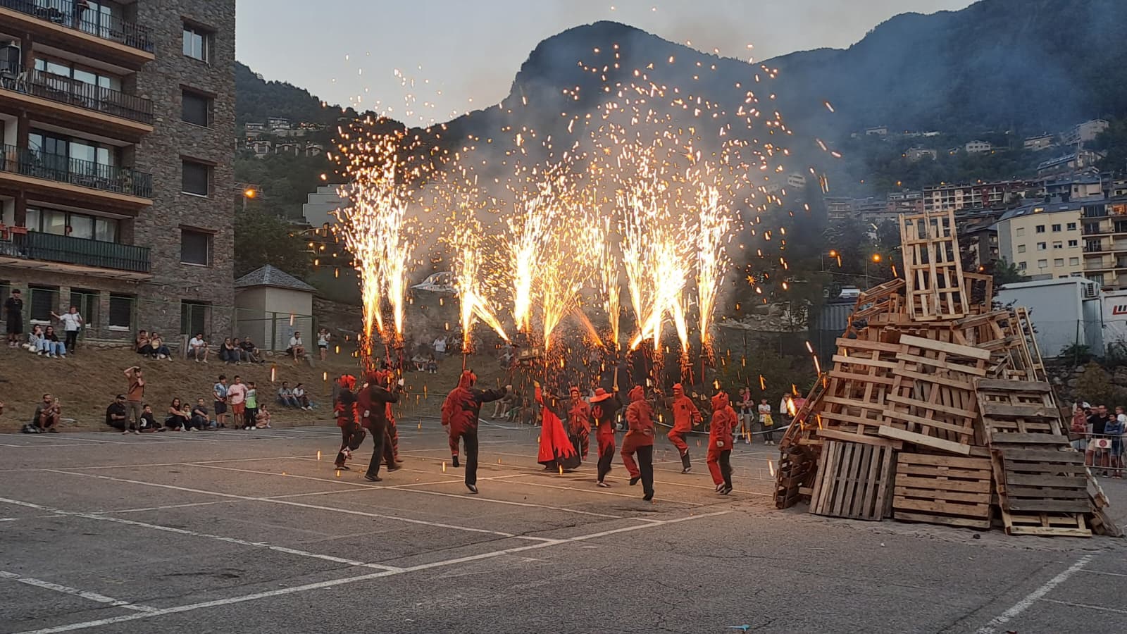 Els Diables de les Corts a Encamp La portaveu del Sindicat, Rebeca Bonache.