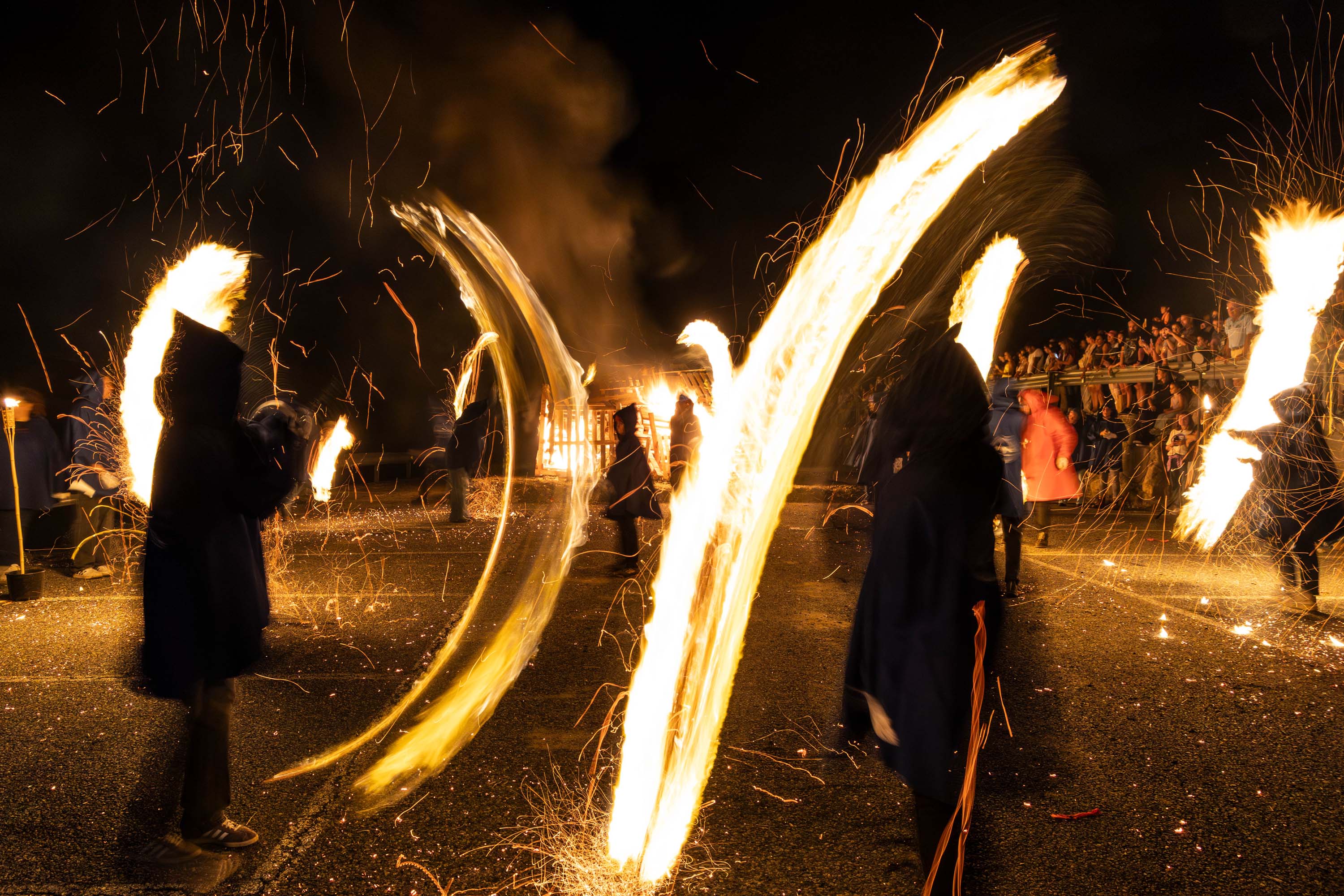 Els fallaires de la Massana rodant falles. Els fallaires de la Massana rodant falles.