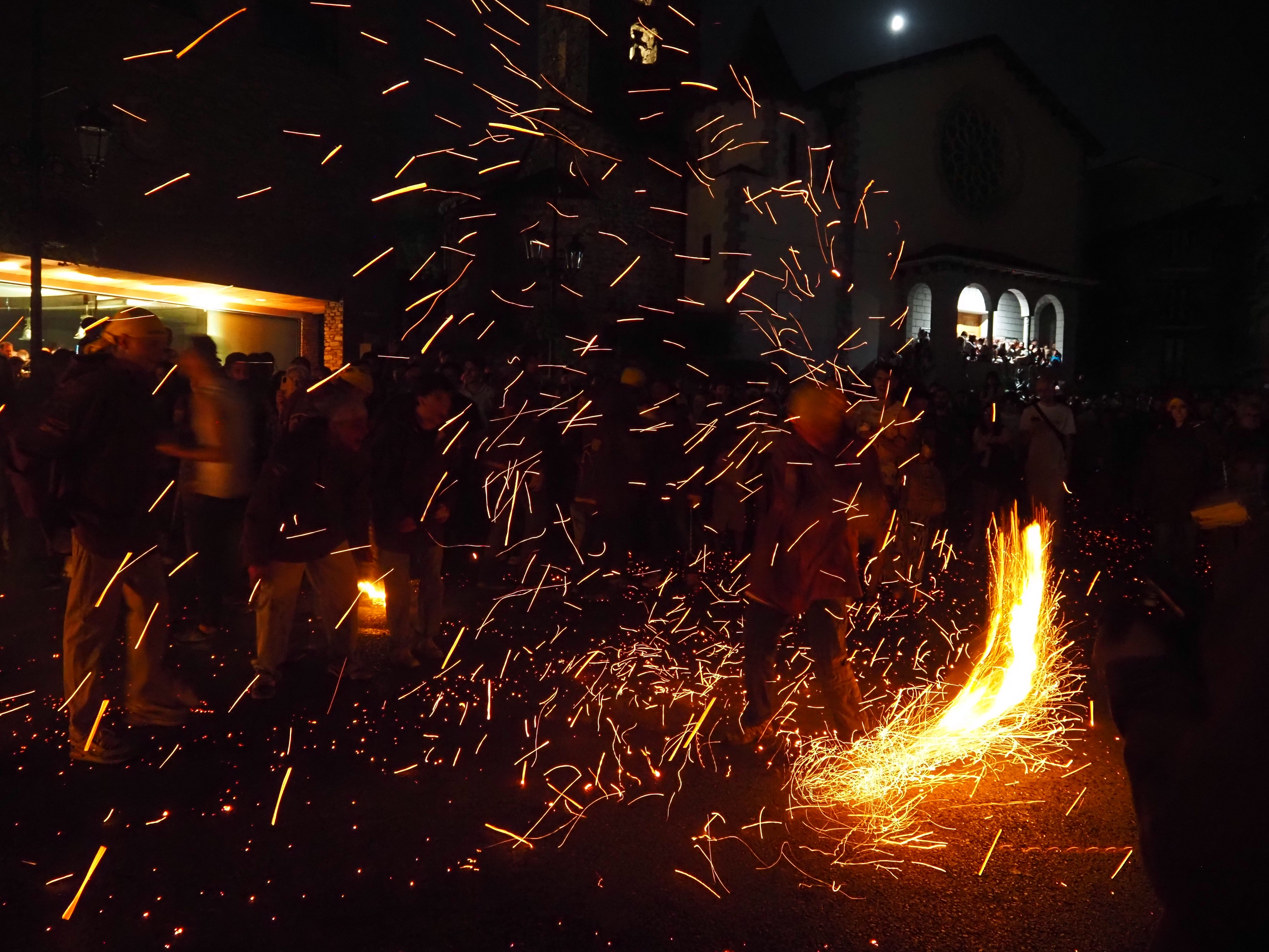 Guspires de la cremada de falles a Andorra la Vella. Guspires de la cremada de falles a Andorra la Vella.