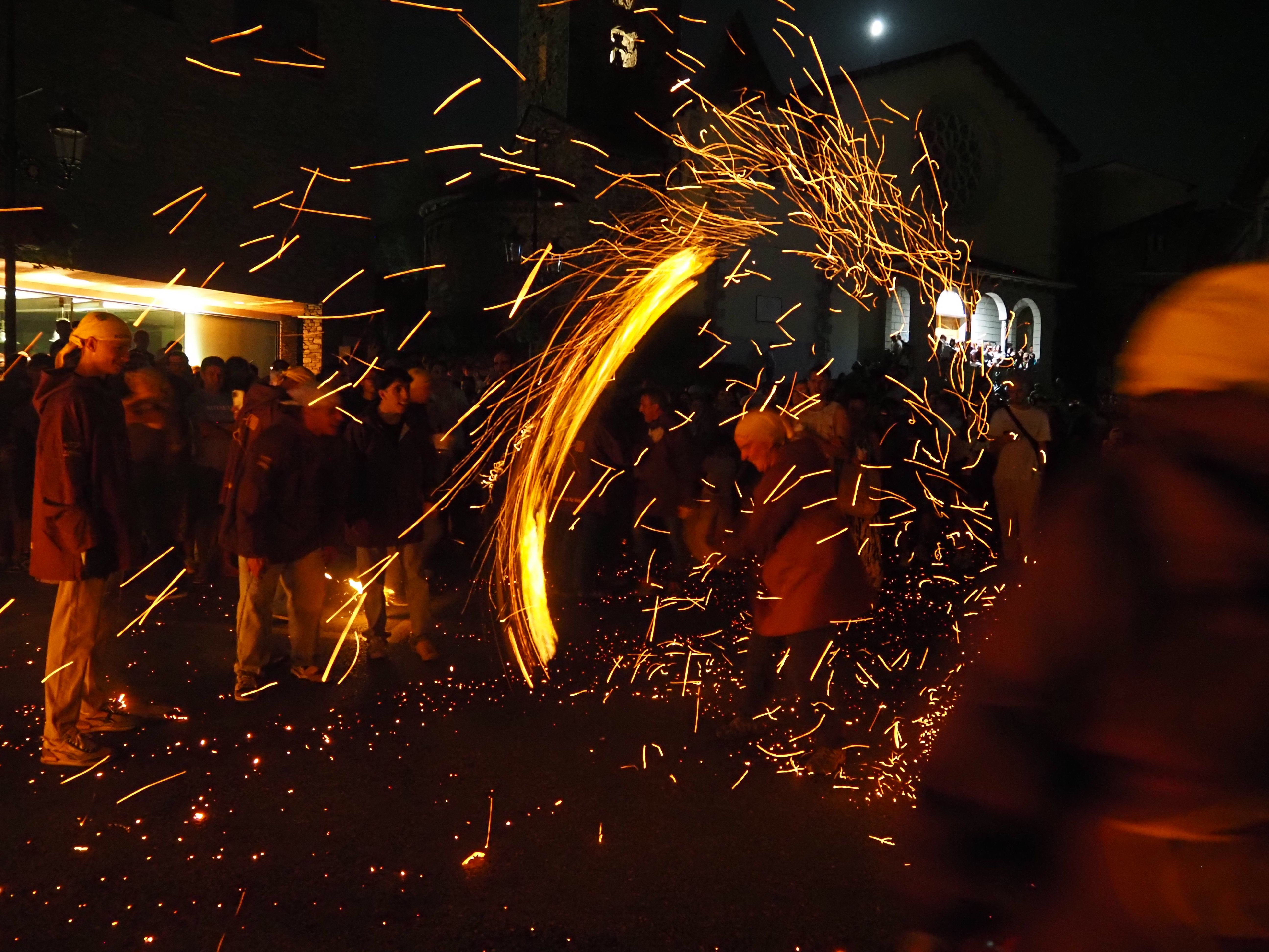 Guspires de la cremada de falles a Andorra la Vella. Guspires de la cremada de falles a Andorra la Vella.