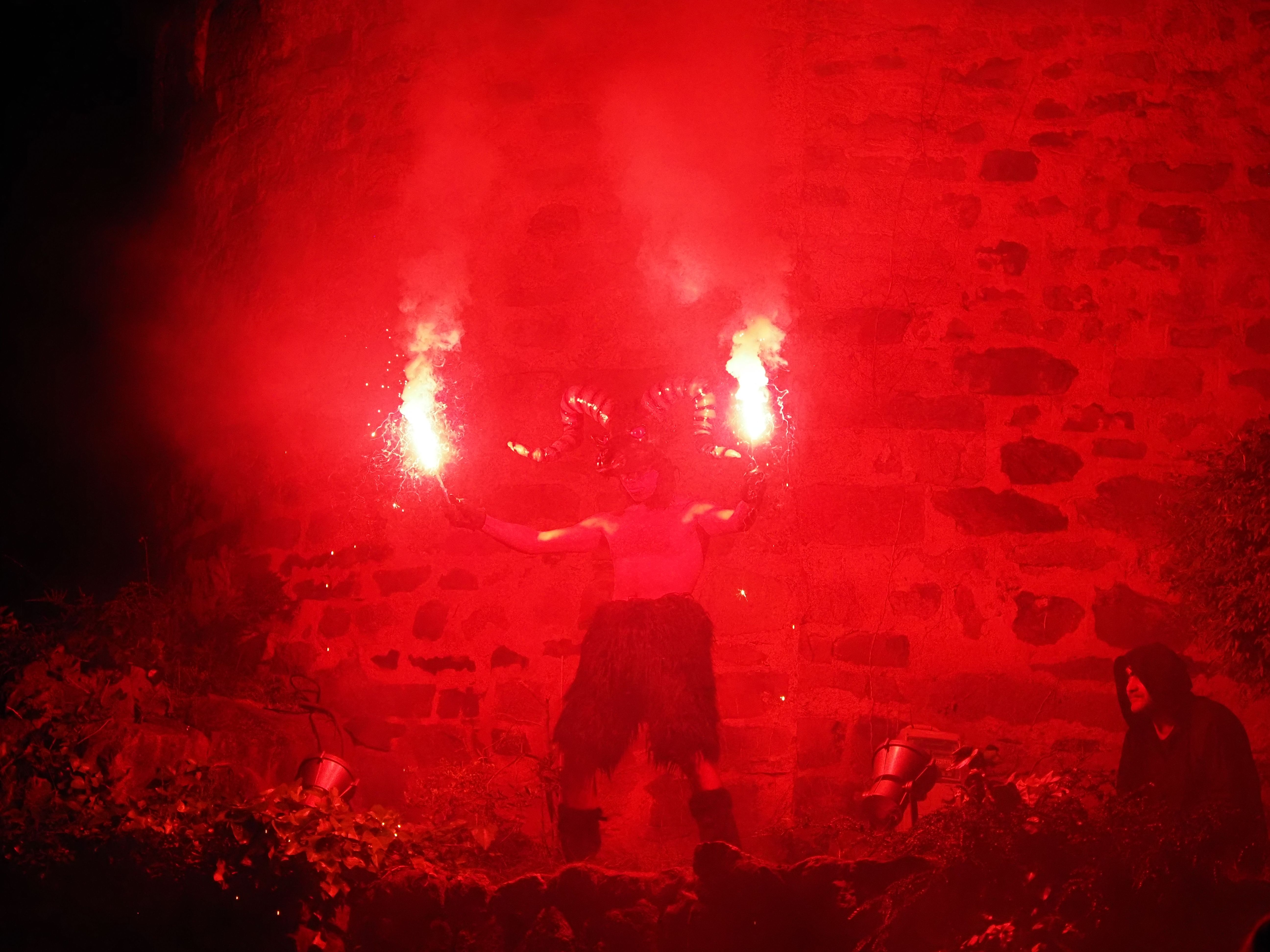 El mascle cabró al final de la cremada de falles. El mascle cabró al final de la cremada de falles.