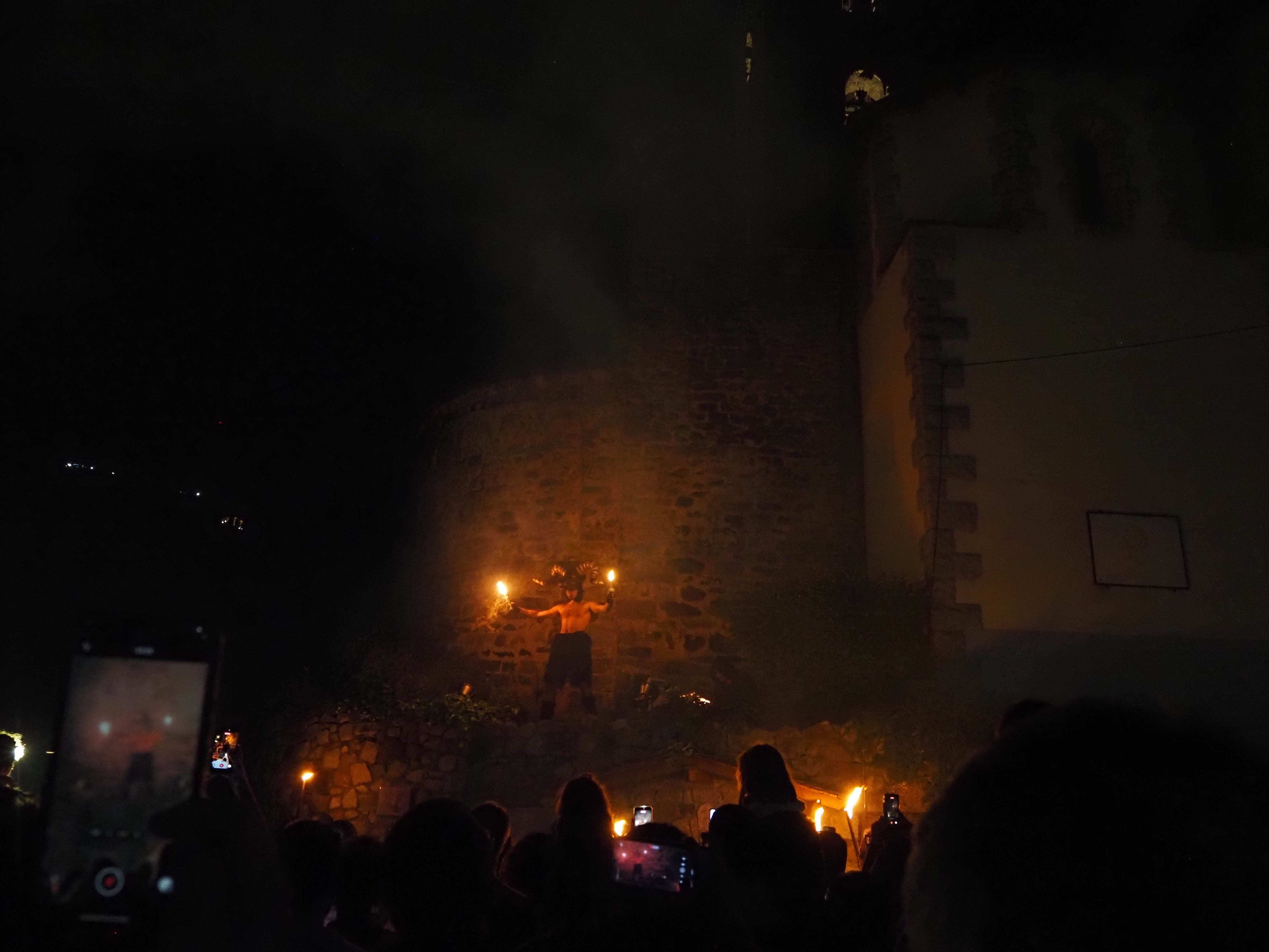 El mascle cabró surt quan s'apaguen les últimes falles. El mascle cabró surt quan s'apaguen les últimes falles.