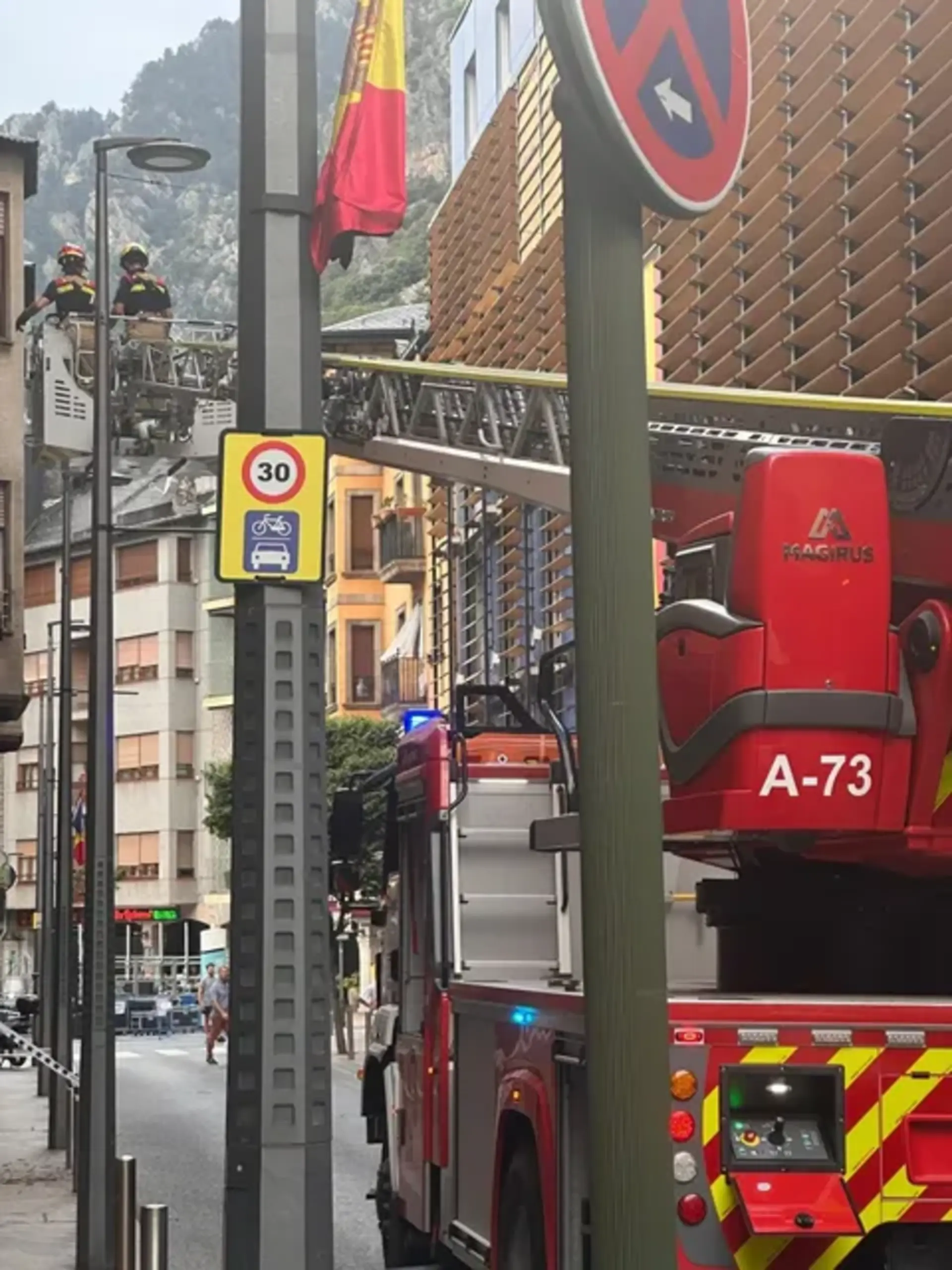 Un moment de l'actuació dels bombers.