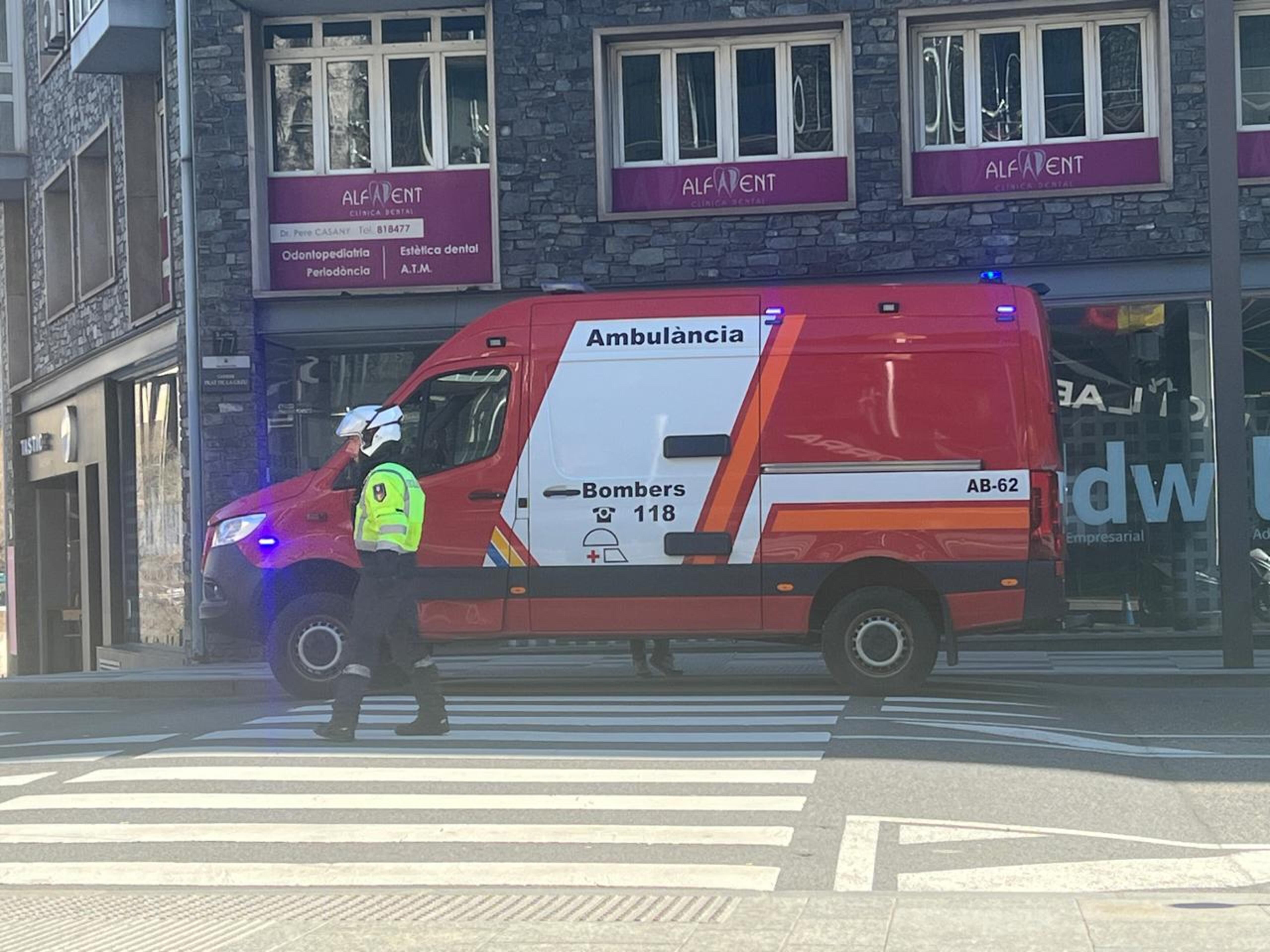 Un ambulància dels bombers en una actuació a Andorra la Vella. Un ambulància dels bombers en una actuació a Andorra la Vella.