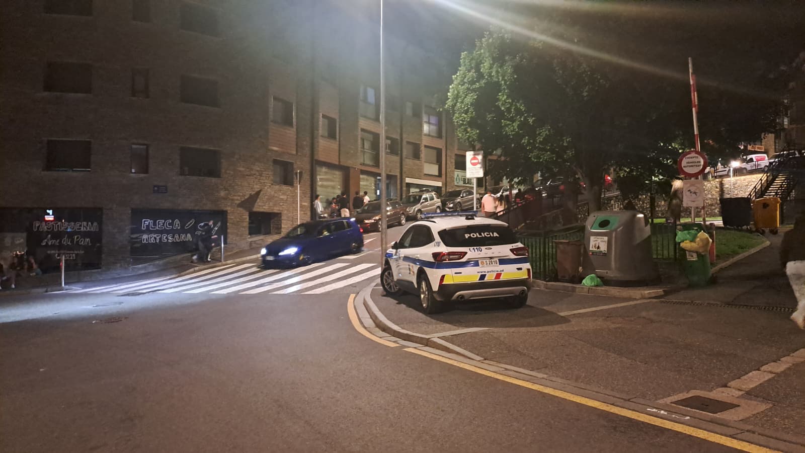 Un cotxe de policia en les immediacions del recinte on es va fer la festa. Un cotxe de policia en les immediacions del recinte on es va fer la festa.