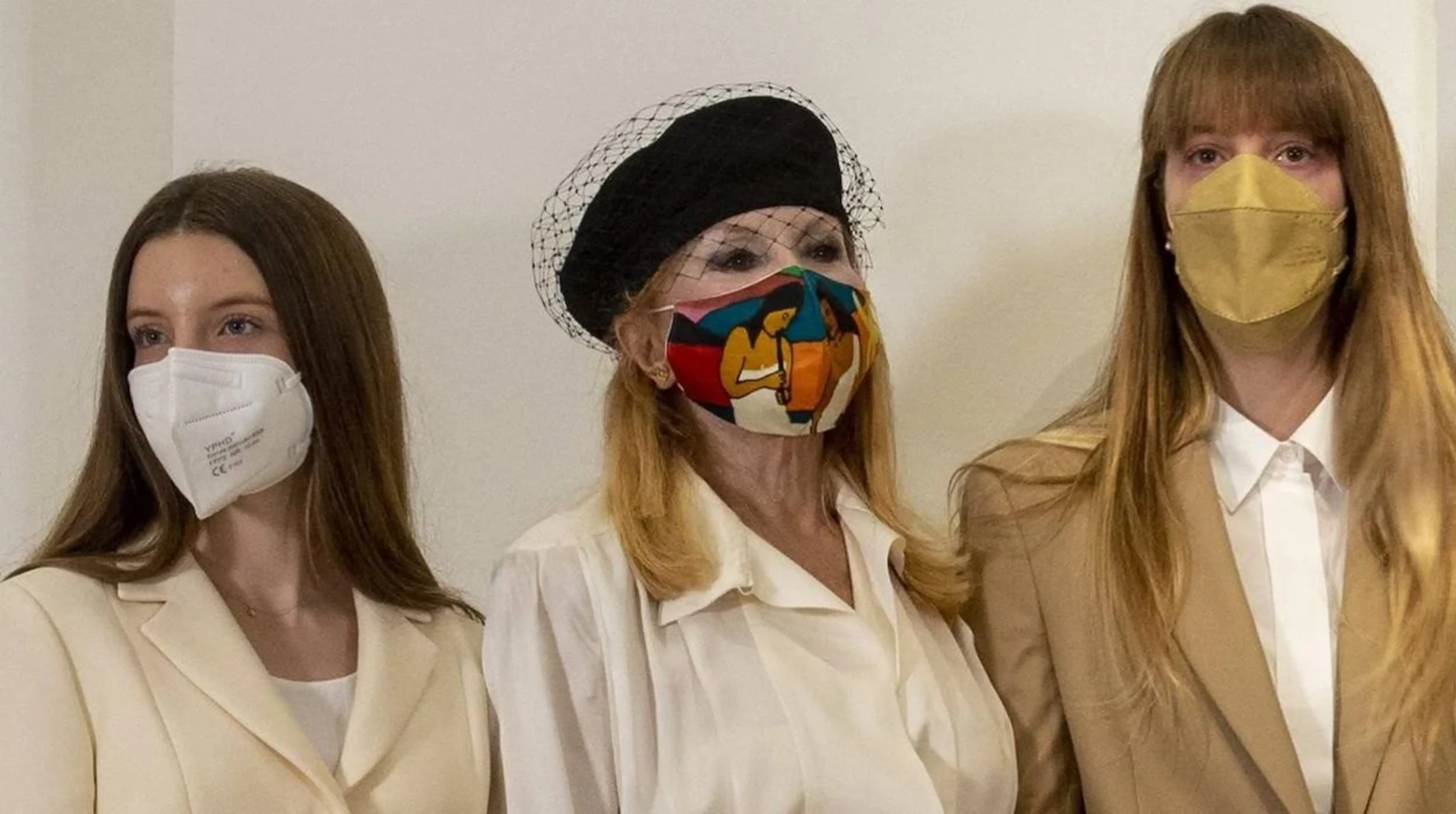 Carmen Thyssen, la baronessa, flanquejada per les seves dues filles, Carmen a la seva dreta, i Sabina a la seva esquerra, en una imatge d'arxiu.