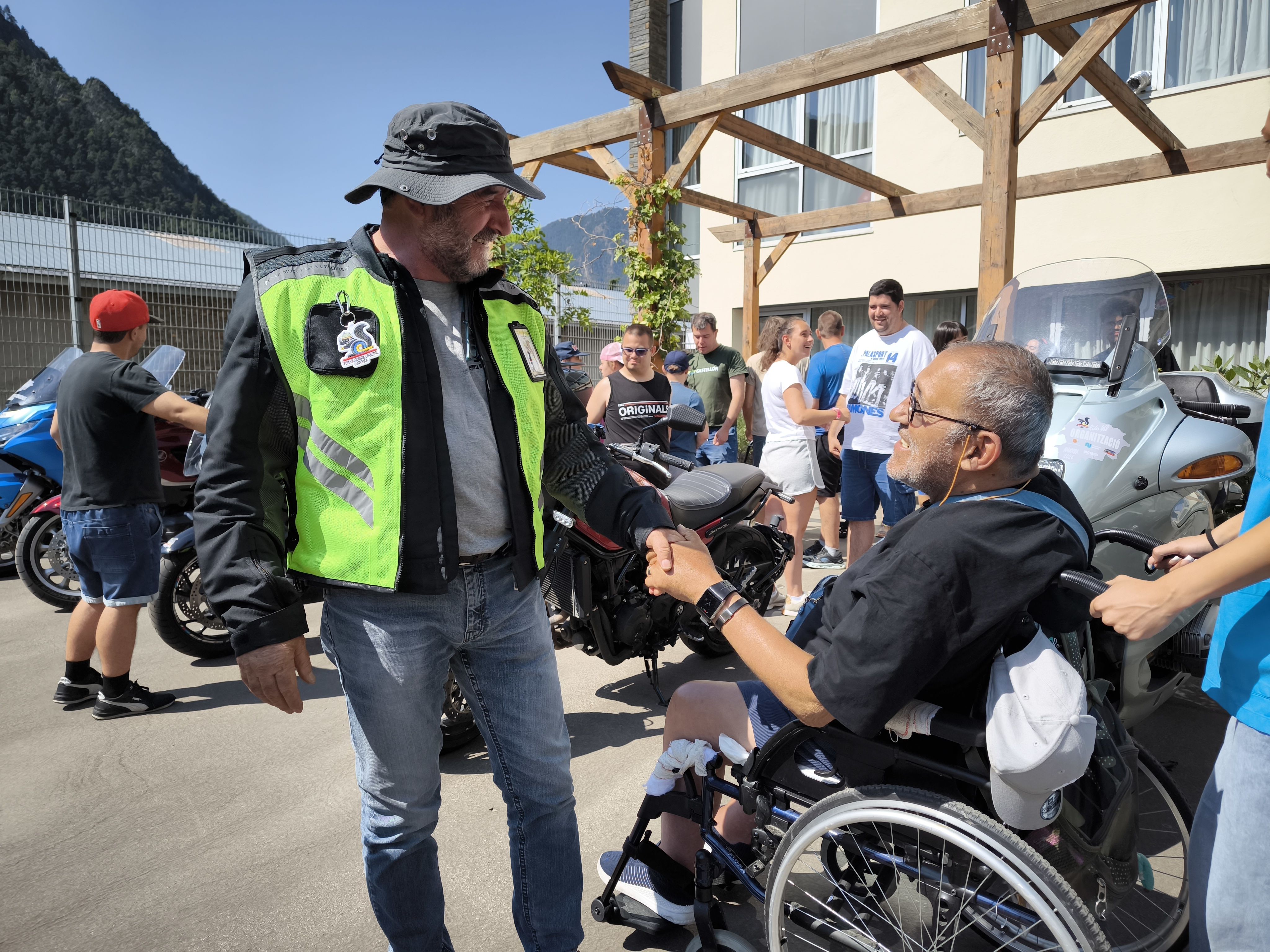 La Fundació Privada Nostra Senyora de Meritxell ha rebut la visita de la Penya Motorista l’Esquirol.