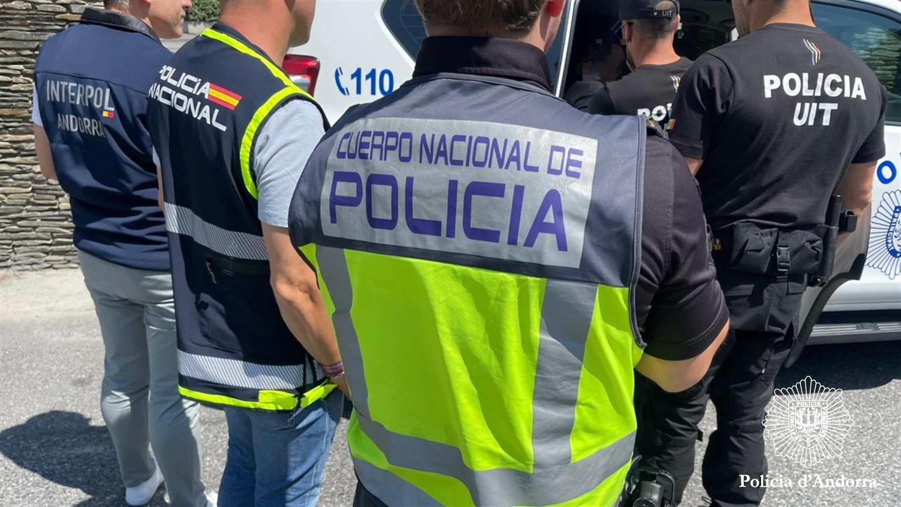 Agents de la policia andorrana i espanyola en el moment de l'entrega de l'home.