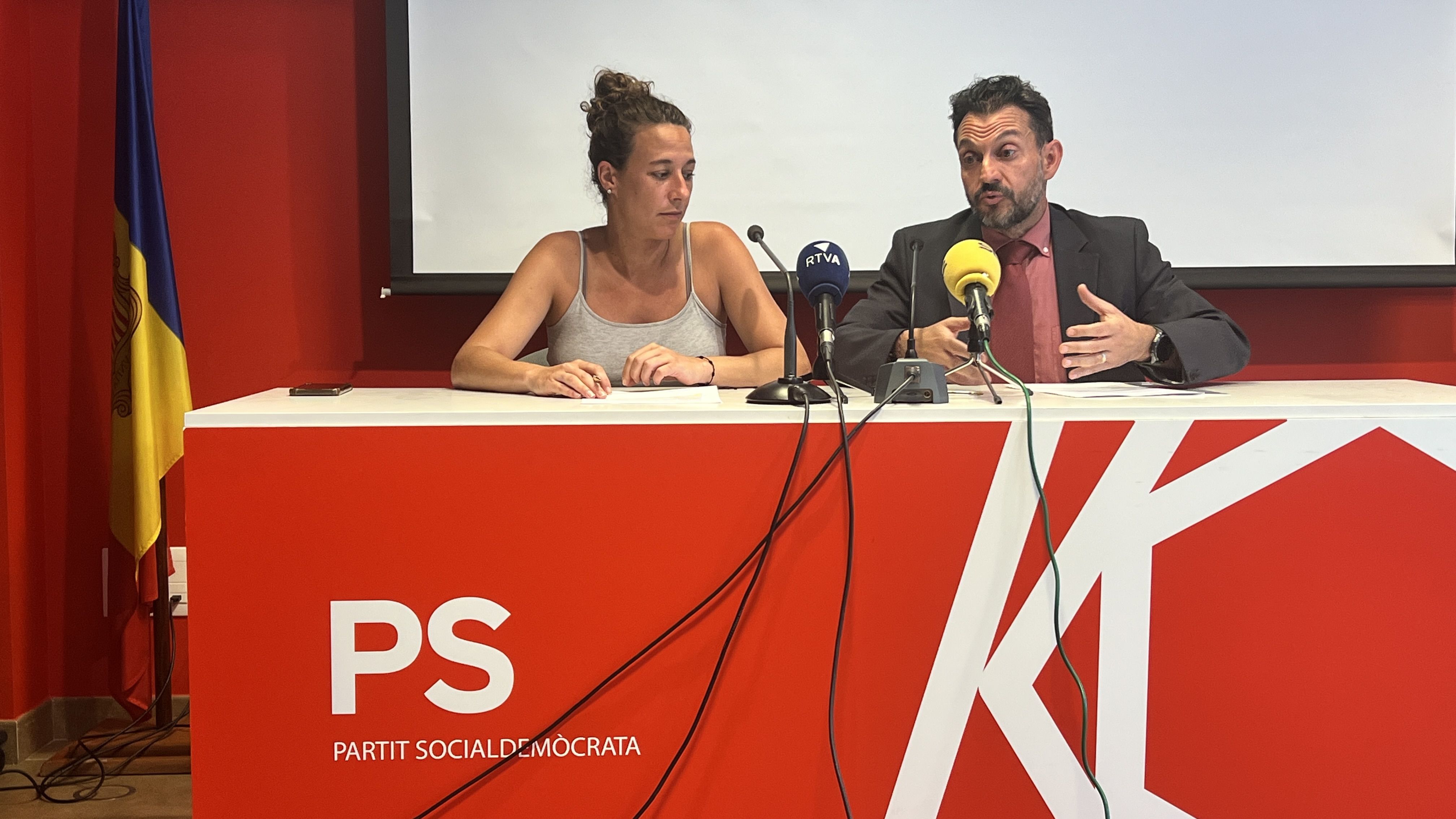 Maria Nazzaro i Gerard Alís durant la compareixença.