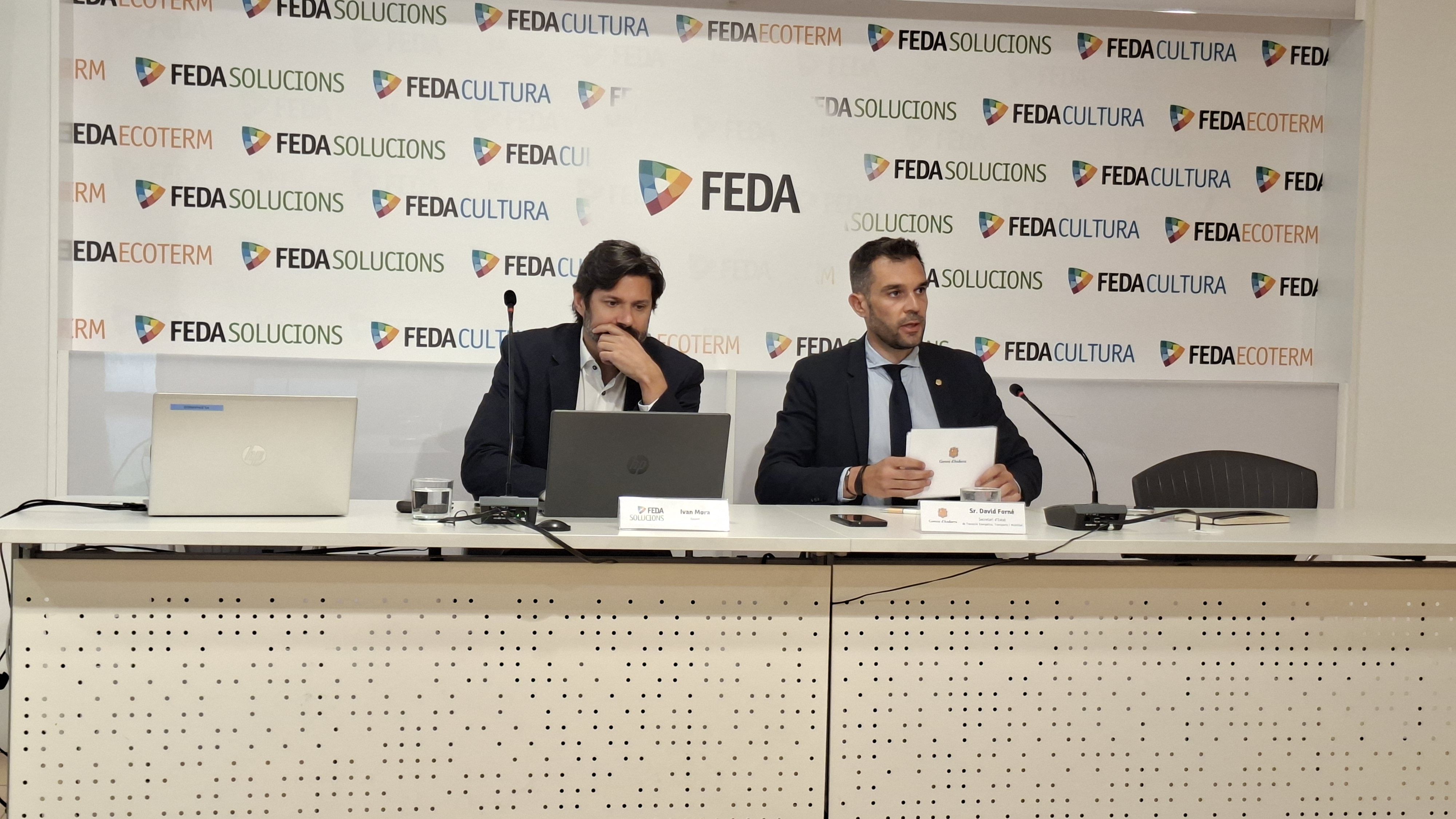 El gerent de FEDA Solucions, Ivan Mora, amb el secretari d'Estat de Transports i Mobilitat, David Forné, presentant la nova aplicació.