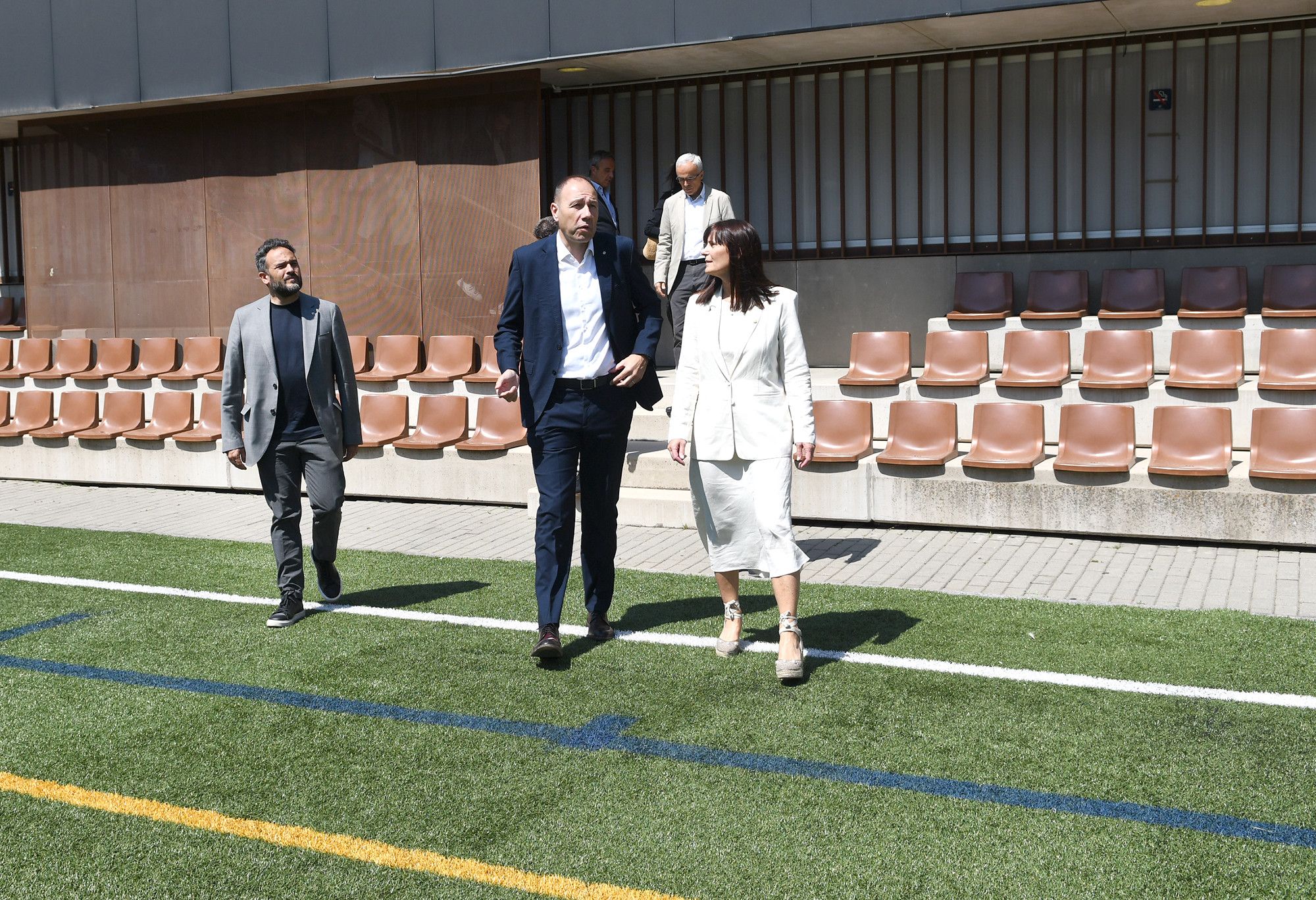 Berni Álvarez i Mònica Bonell, conversant al camp de futbol del CTEO d'Ordino.