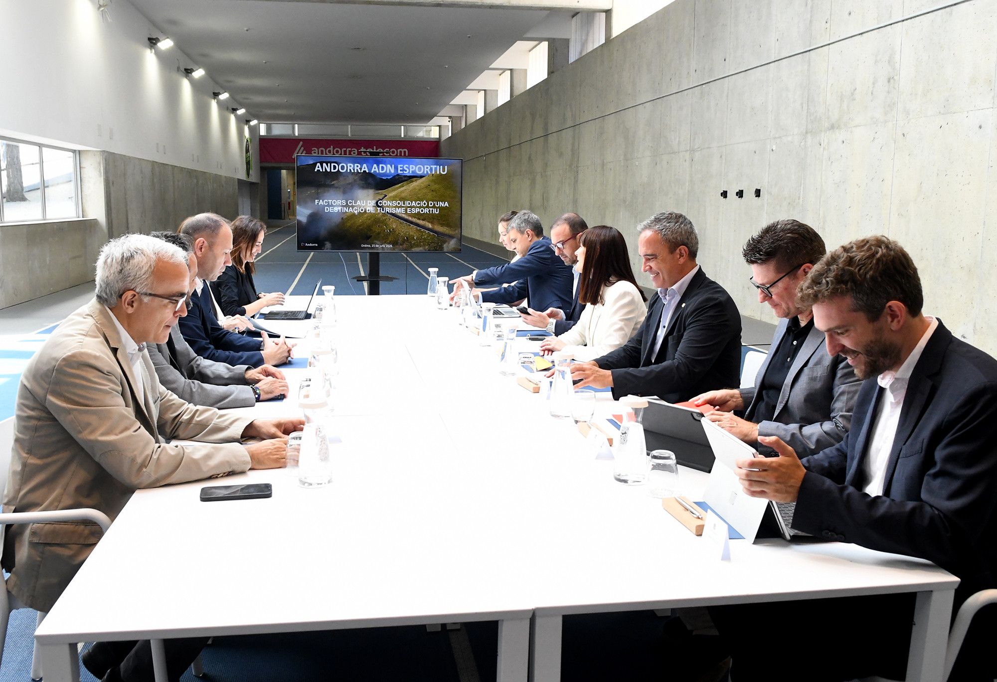 Reunió de treball després de la visita del conseller d'Esports de la Generalitat, Berni Álvarez, al CTEO d'Ordino. La portaveu del Sindicat, Rebeca Bonache.