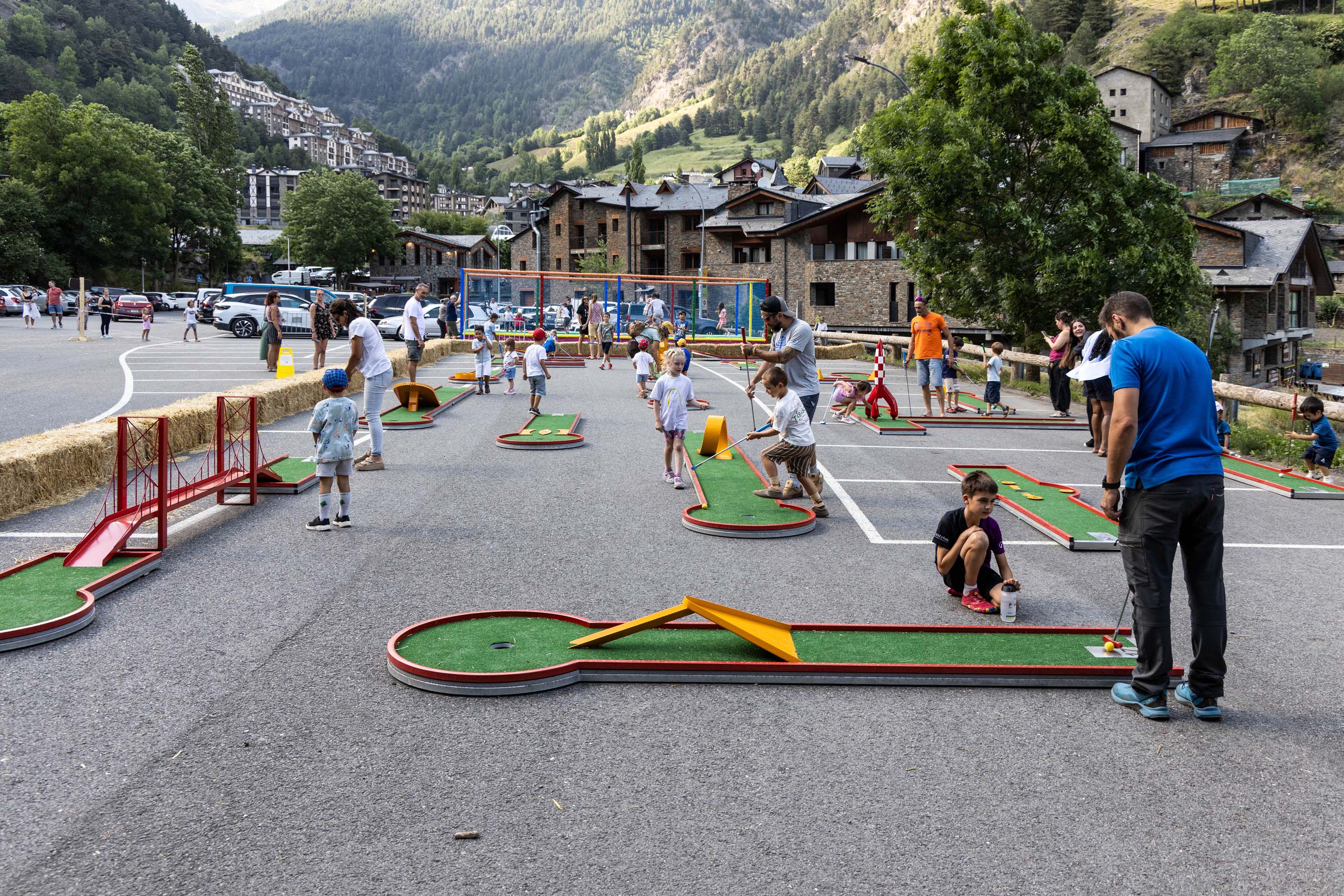 Infants estrenant el Parc de les Berques d'Arinsal.