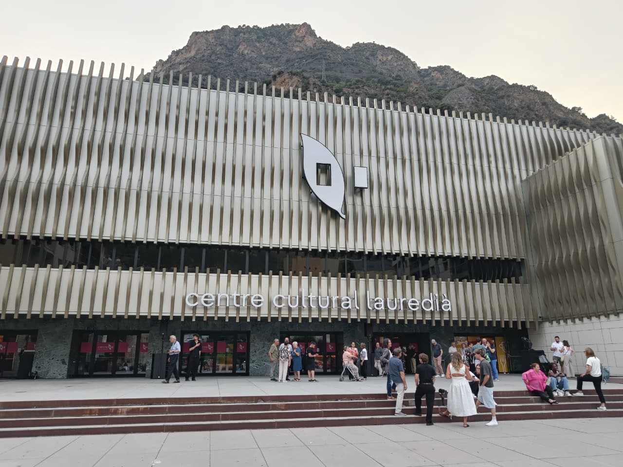 Ciutadans a punt per entrar al Centre Cultural Lauredià.
