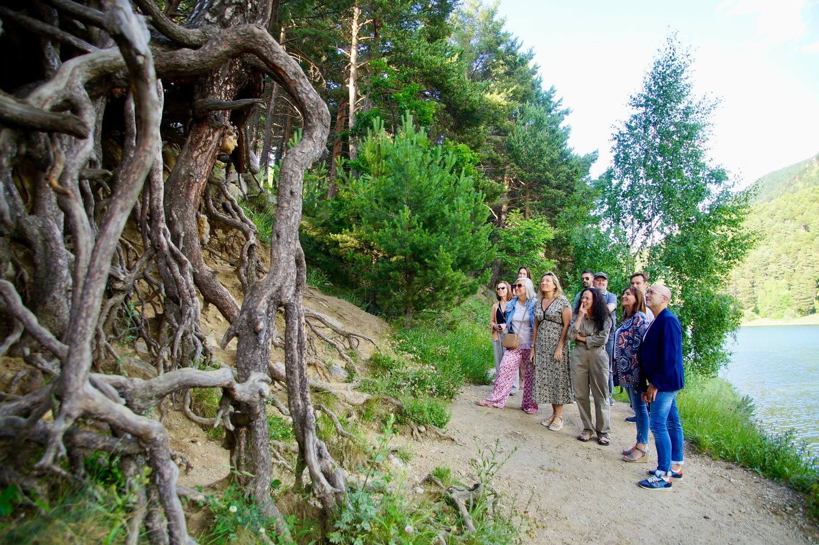 Autoritats i artista visitant la mostra 'Els guardians del llac'.