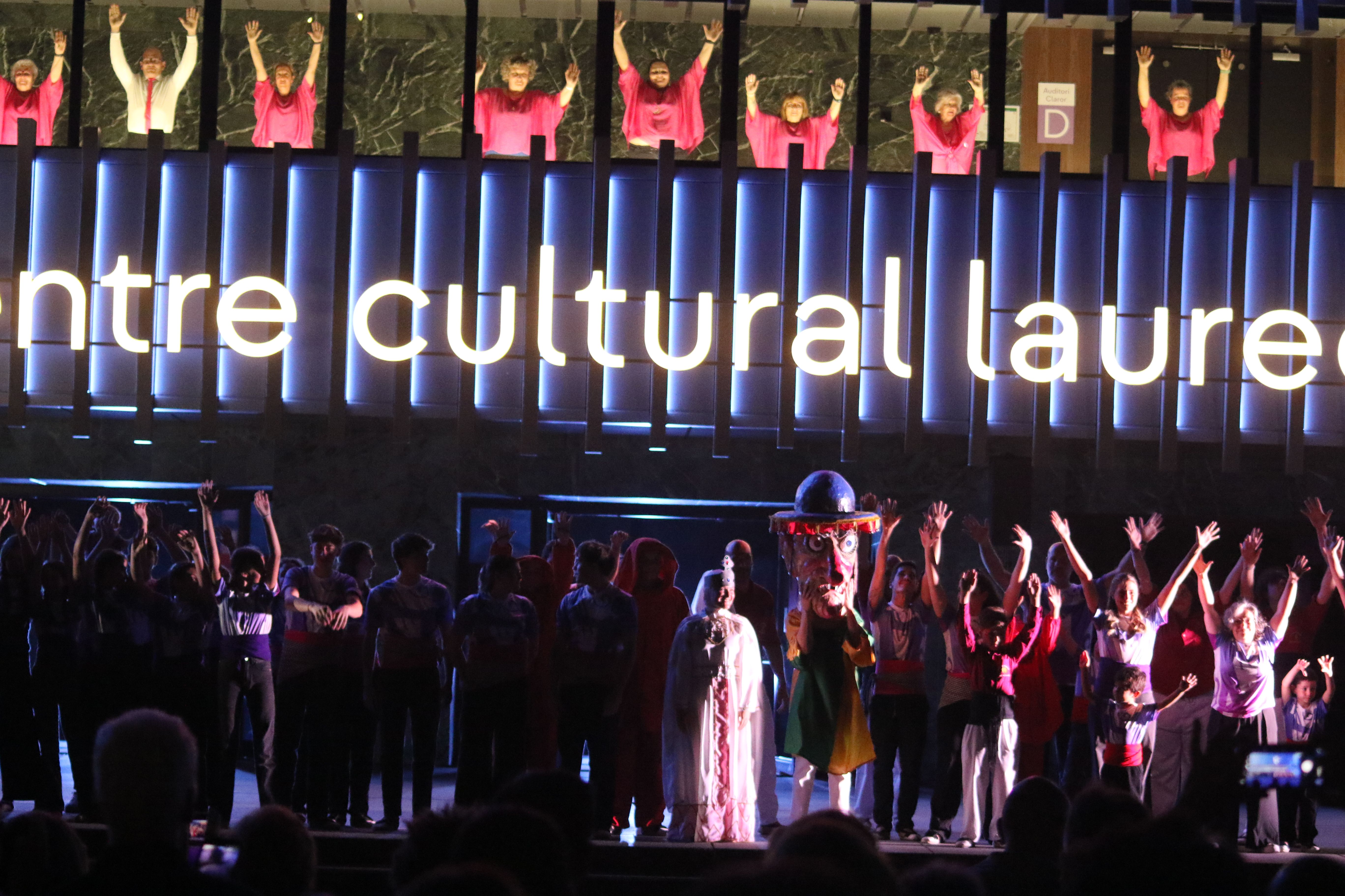 Els participants en l'espectacle just abans d'acomiadar-se.