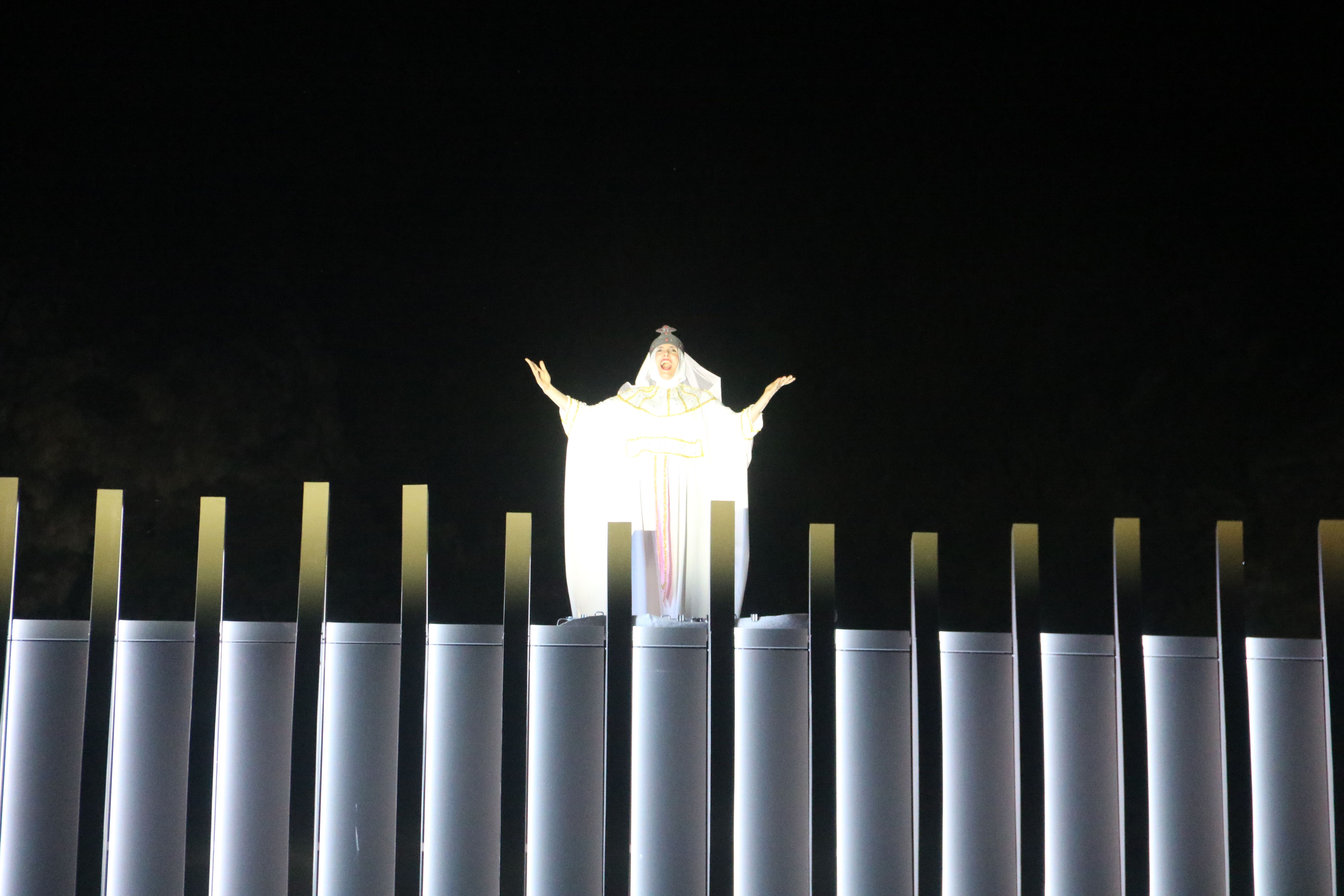 La Dama Blanca al capdamunt de l'edifici.