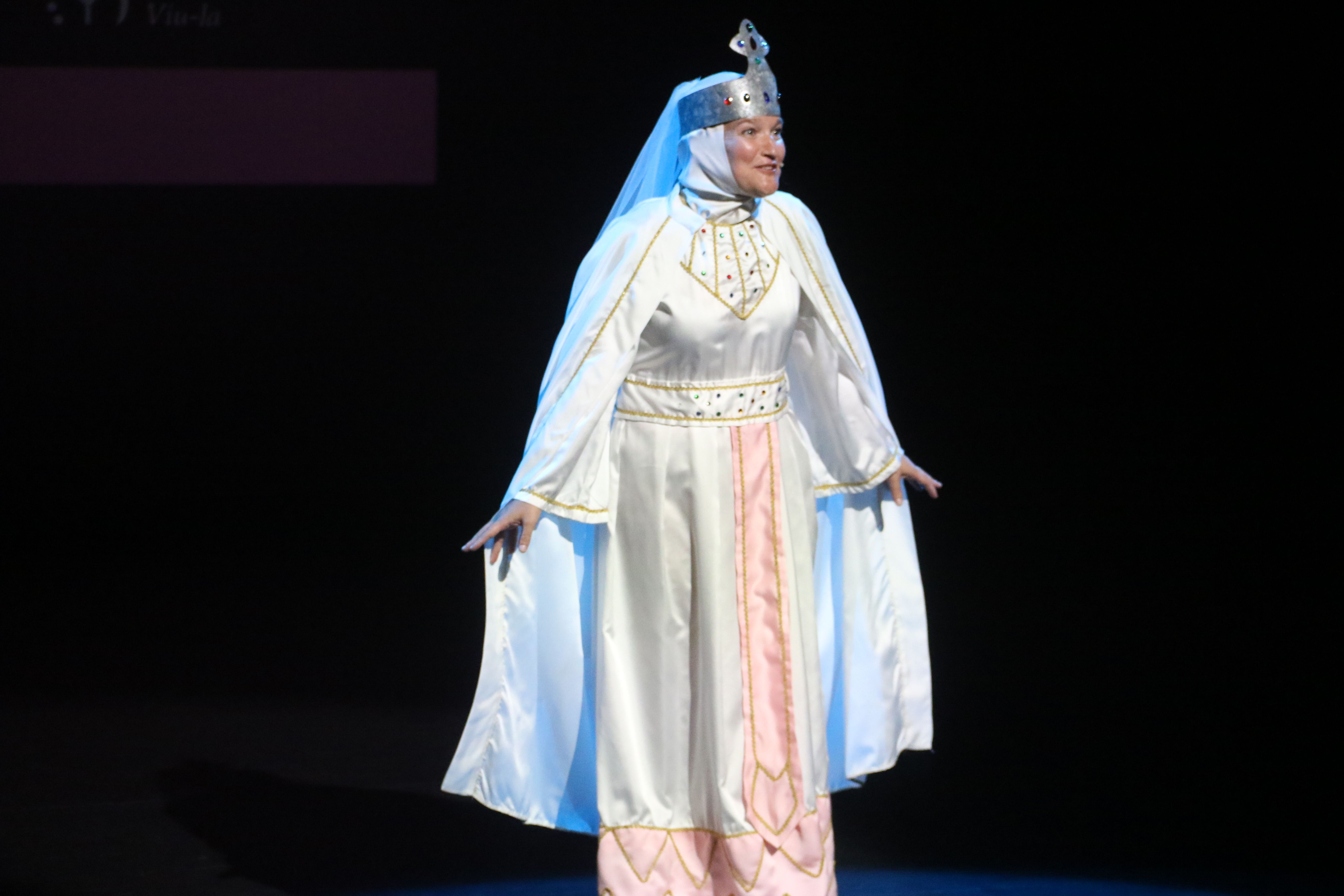 La Dama Blanca fent de mestra de cerimònies a l'interior de l'auditori.