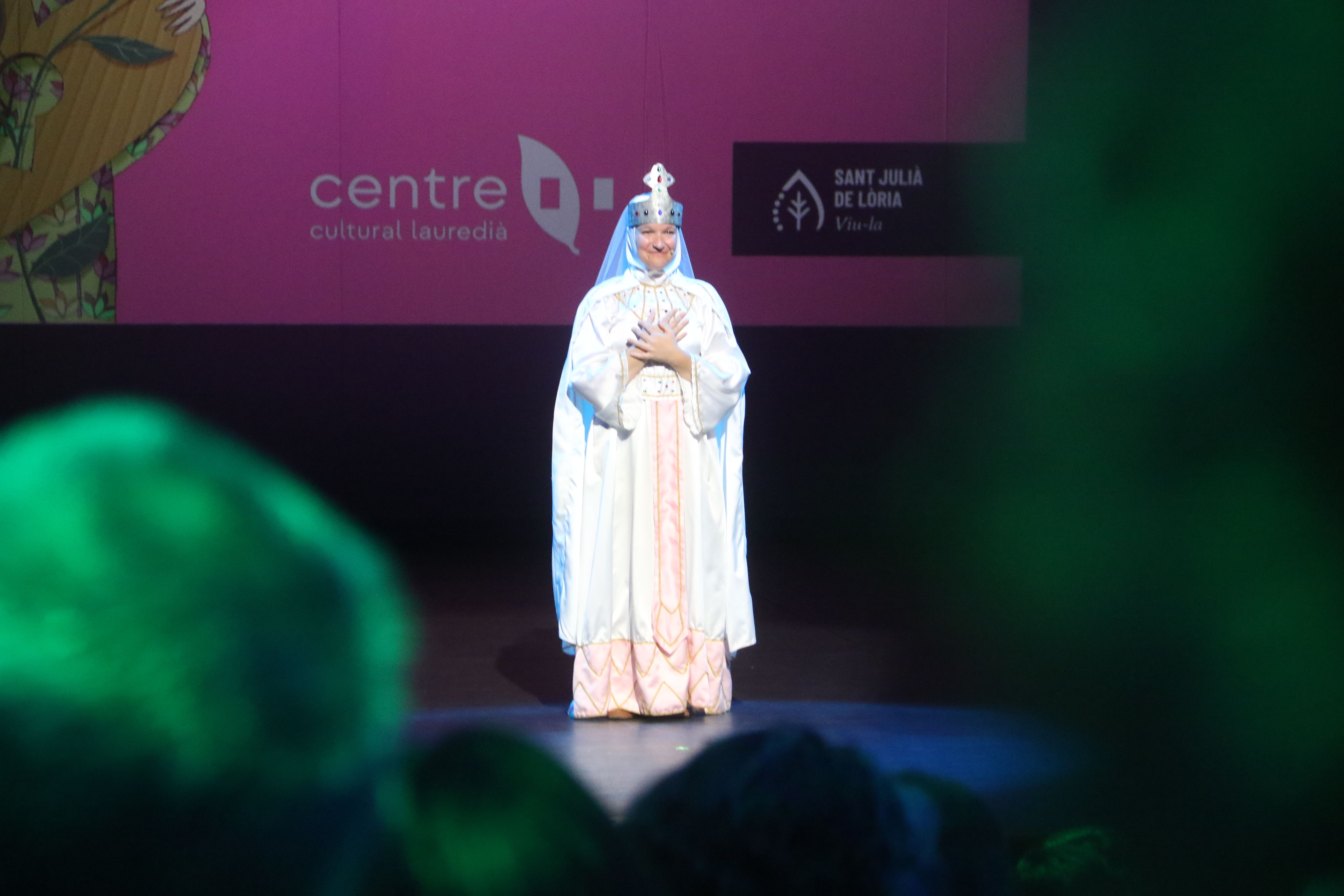 La Dama Blanca fent de mestra de cerimònies a l'interior de l'auditori.