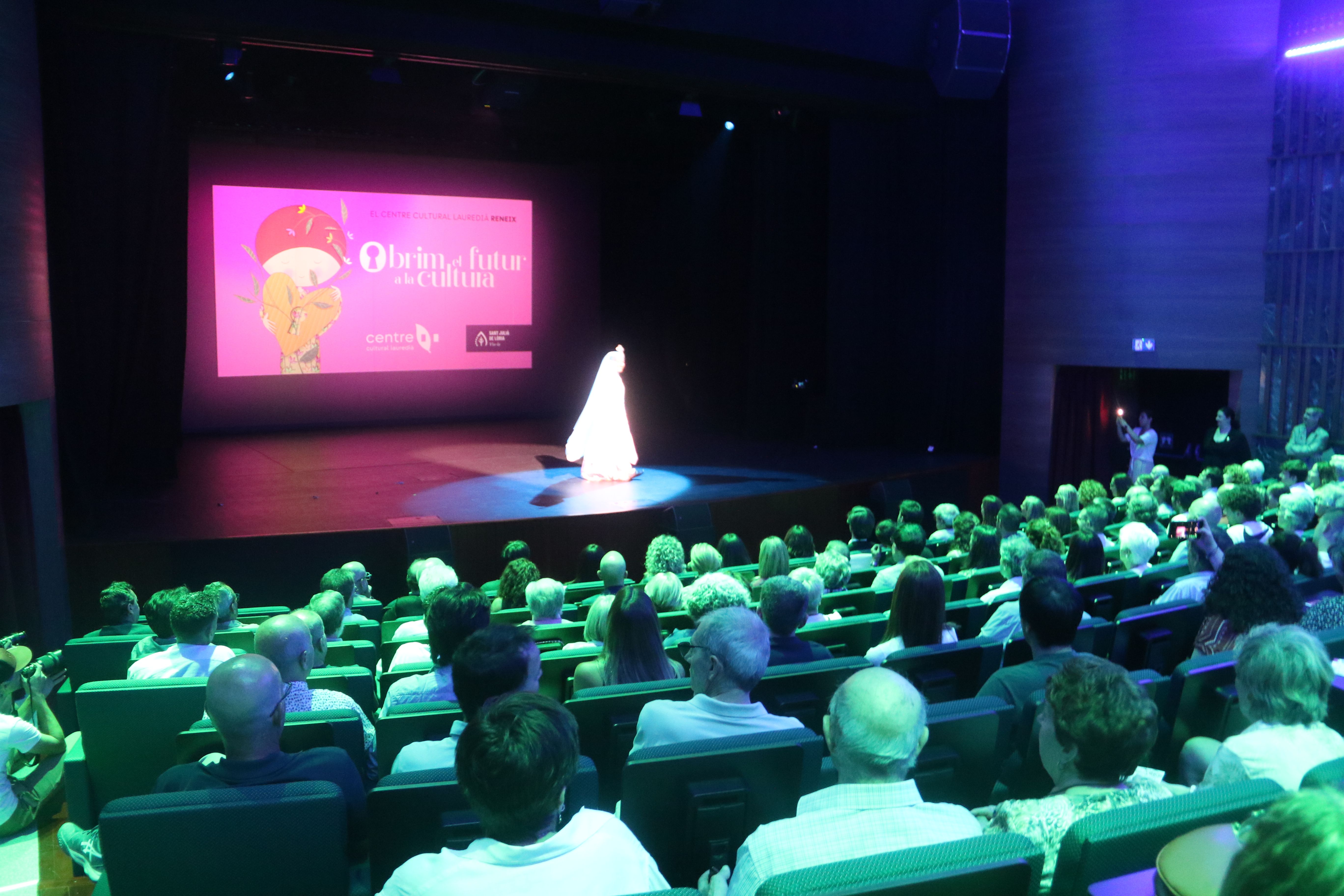 Un moment de l'acte a l'interior de l'Auditori Claror.