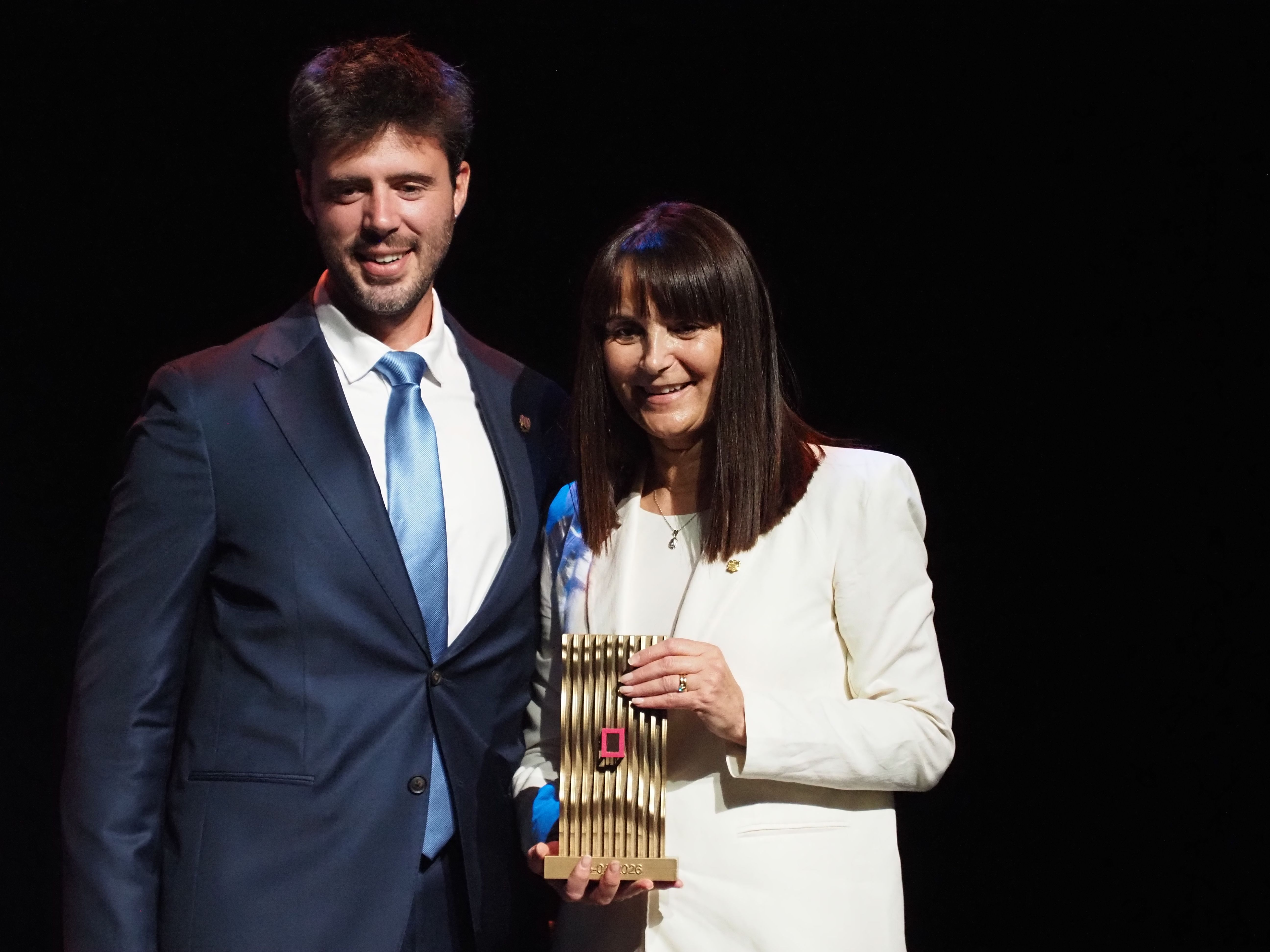 El cònsol Cerni Cairat amb la ministra Mònica Bonell. 