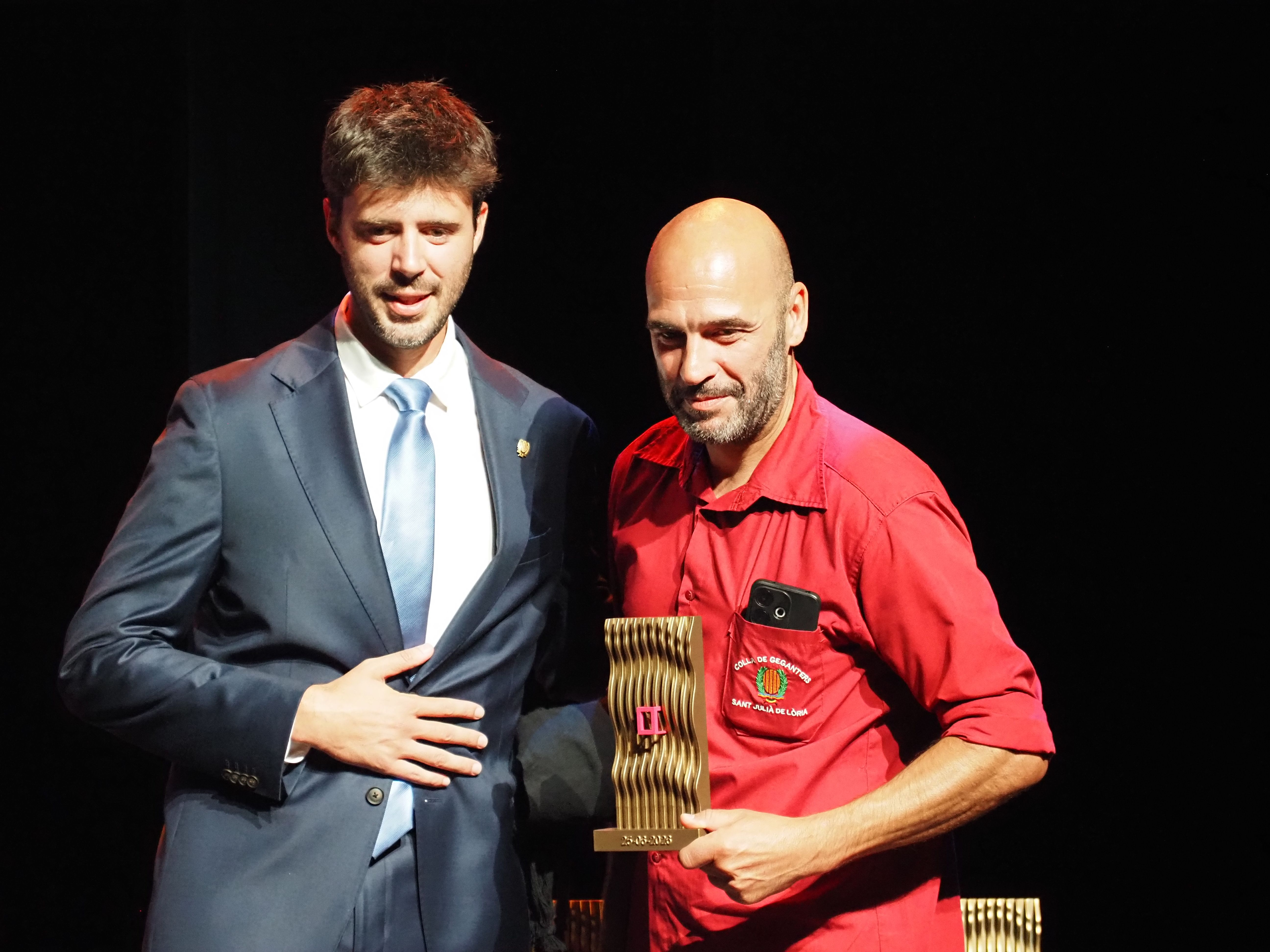 Cerni Cairat en el moment de tributar homenatge als geganters, i en el seu nom el cap de colla i president, Jordi Díaz. 