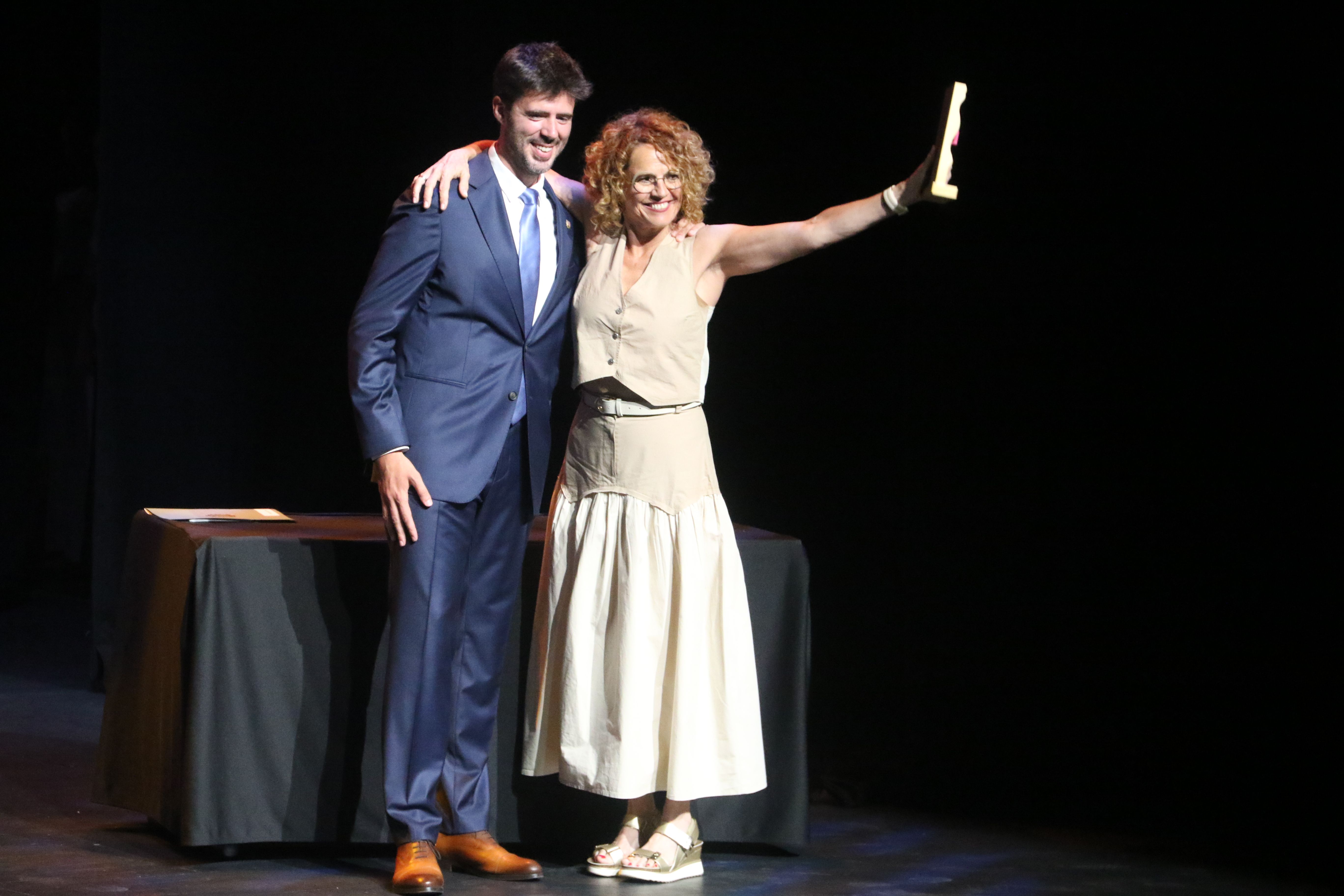 La consellera de Cultura i primera directora del centre cultural, Teresa Areny, mostrant el record. 
