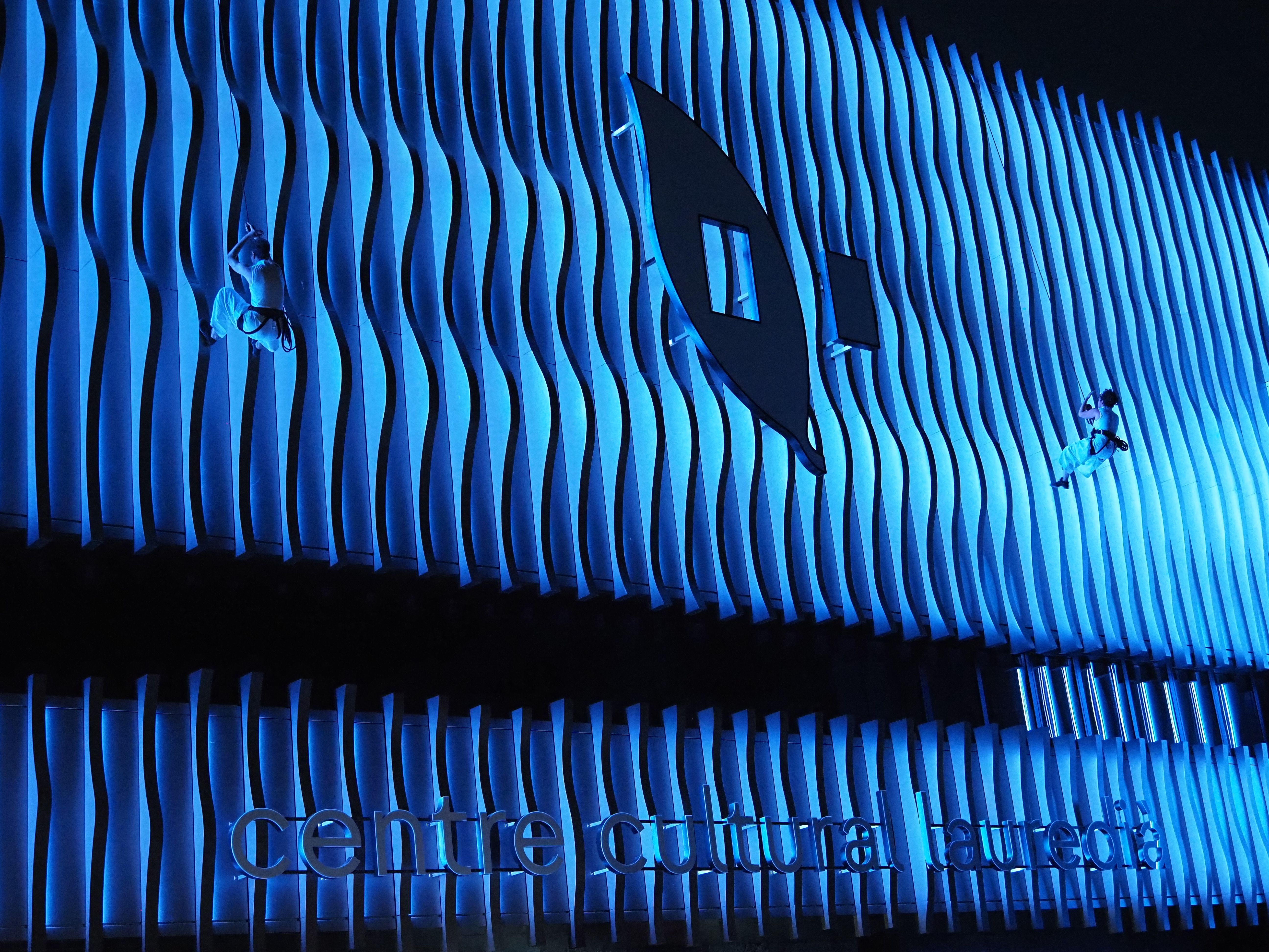 Espectacle a la façana del Centre Cultural.