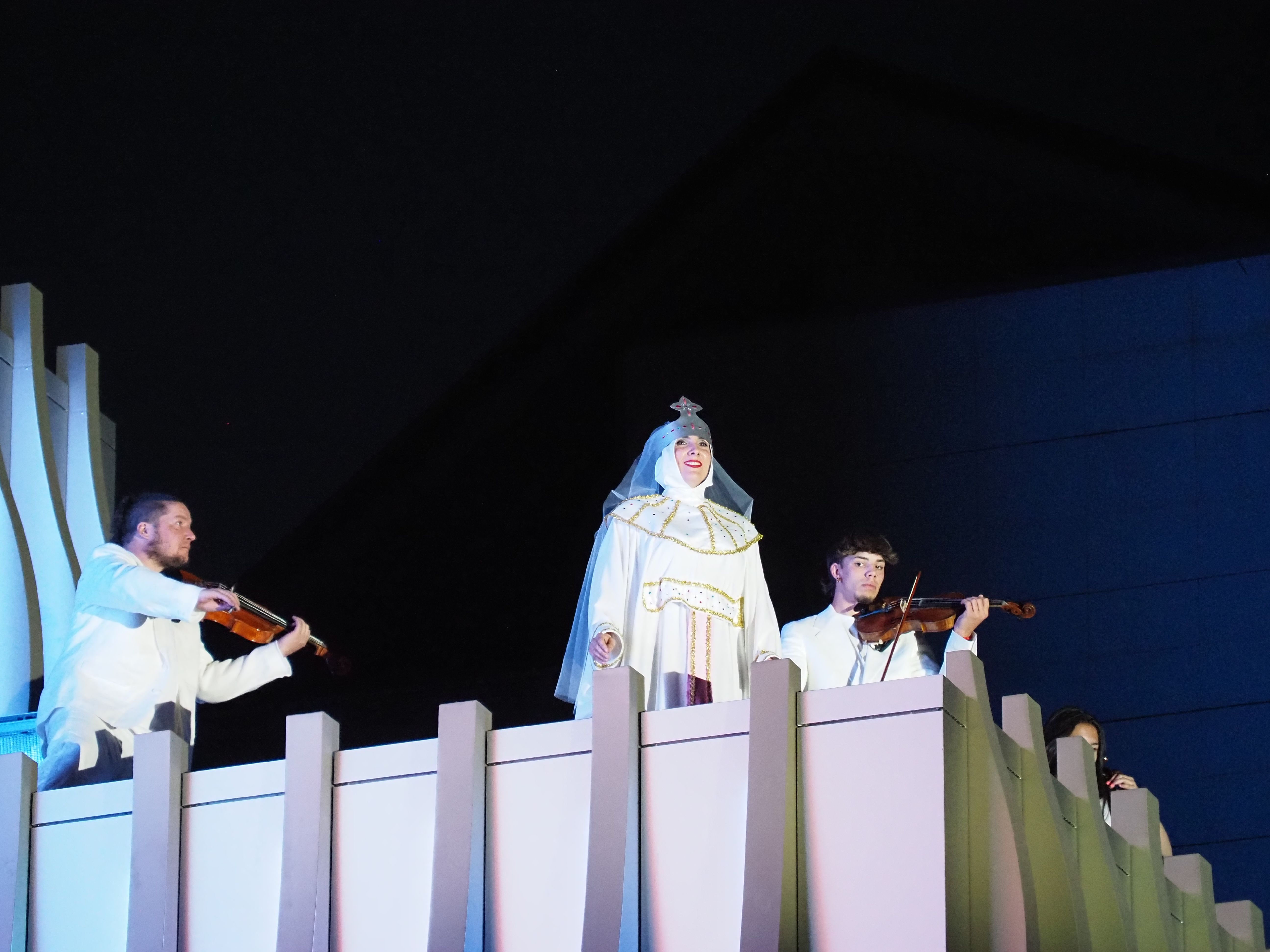 Jonaina Salvador, com a Dama Blanca, durant l'actuació.