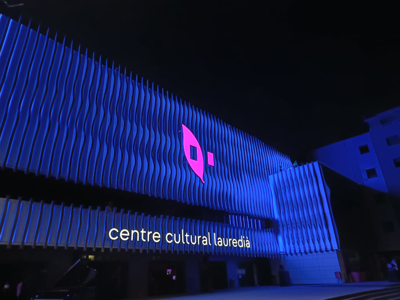 La nova façana il·luminada.