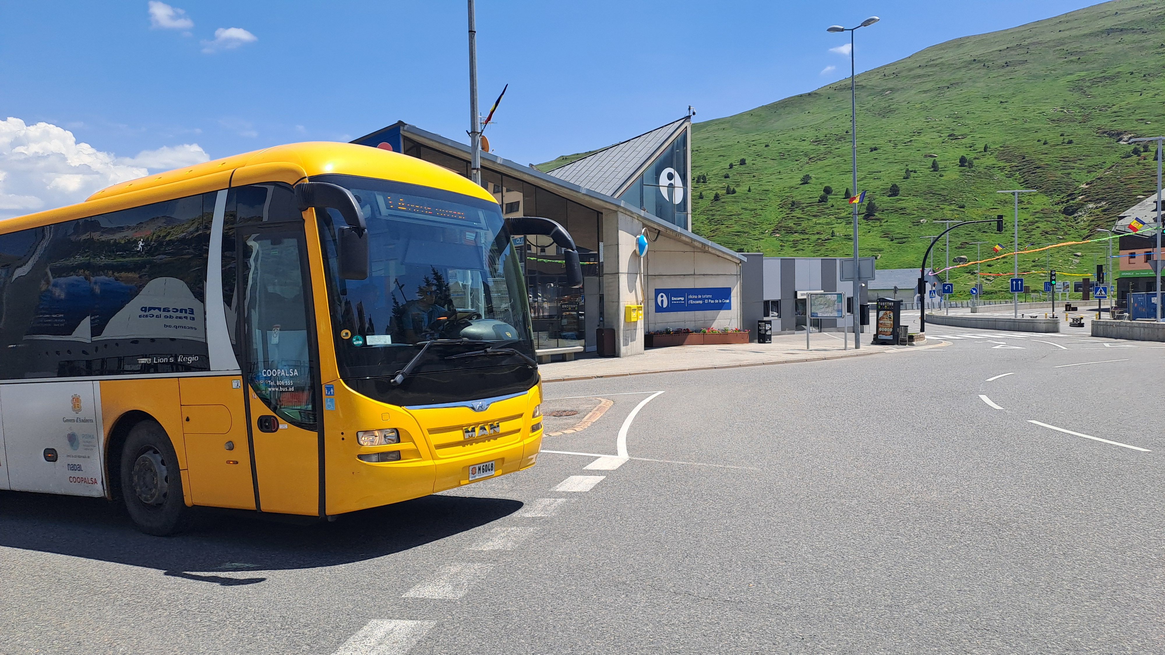 Un bus de l'L4 arribant al Pas. Un bus de l'L4 arribant al Pas.