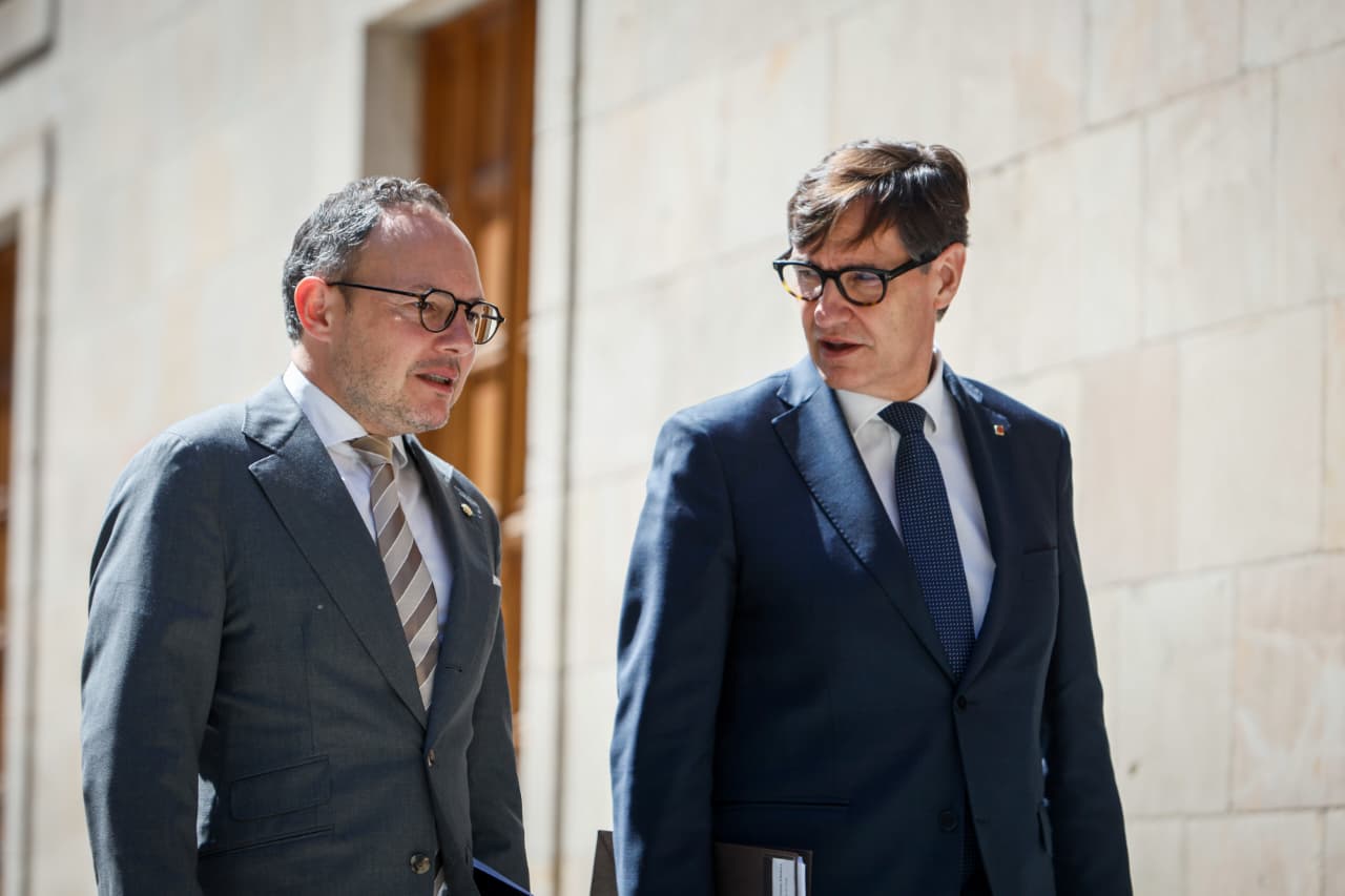 Trobada entre Xavier Espot i Salvador Illa a la Generalitat, a Barcelona.
